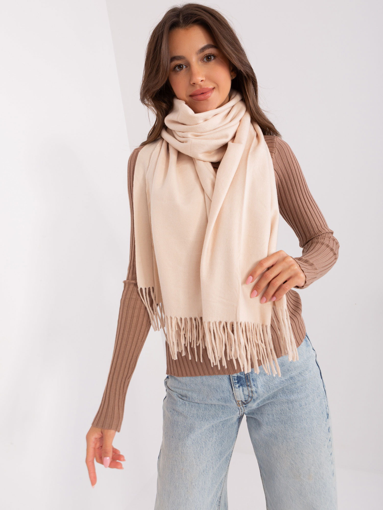 Svetlobéžový šál so strapcami -AT-SZ-23185.62P-light beige Veľkosť: ONE SIZE