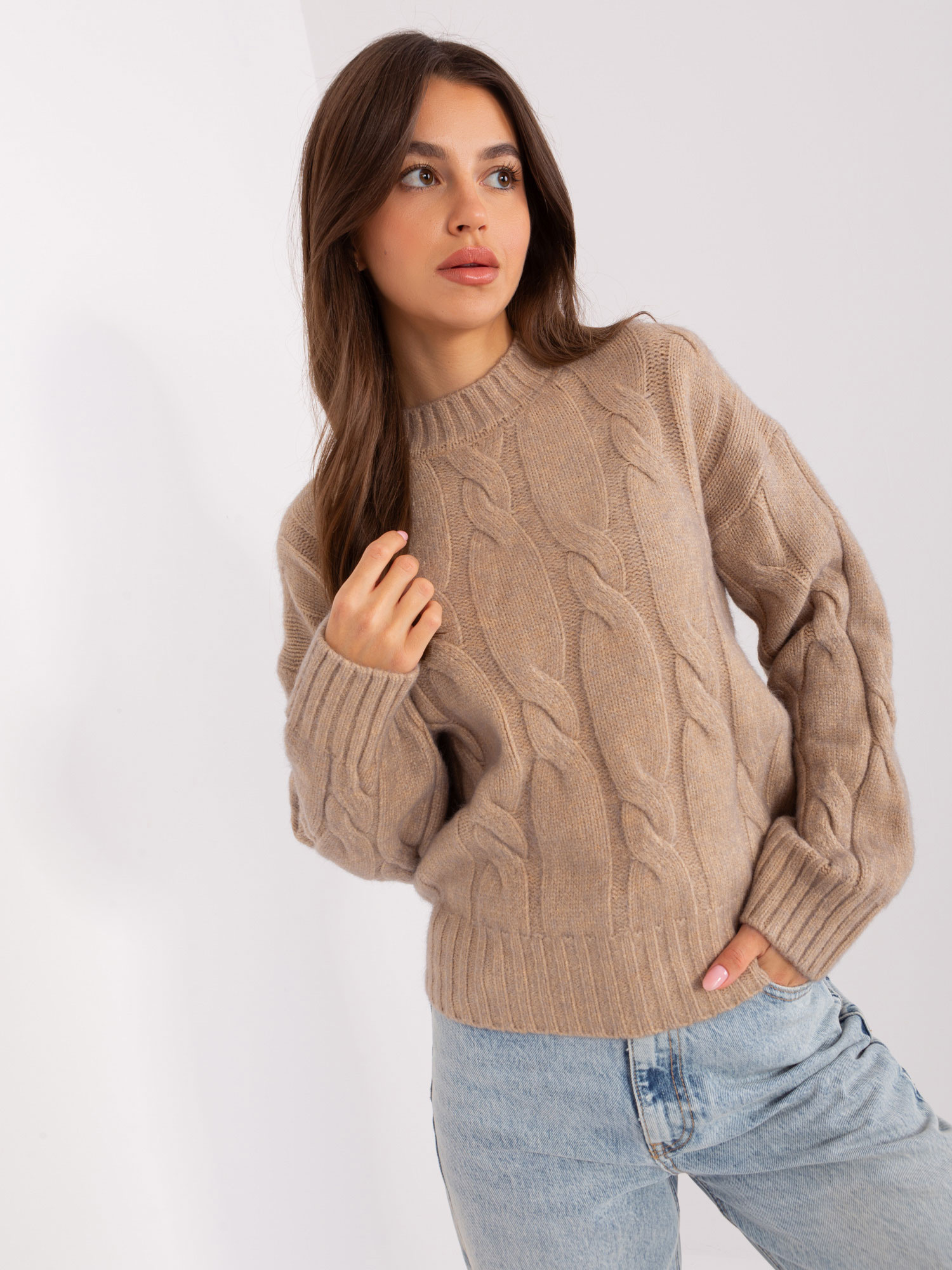 Tmavobéžový sveter s vrkočovým vzorom --AT-SW-0146.10P-dark beige Veľkosť: ONE SIZE