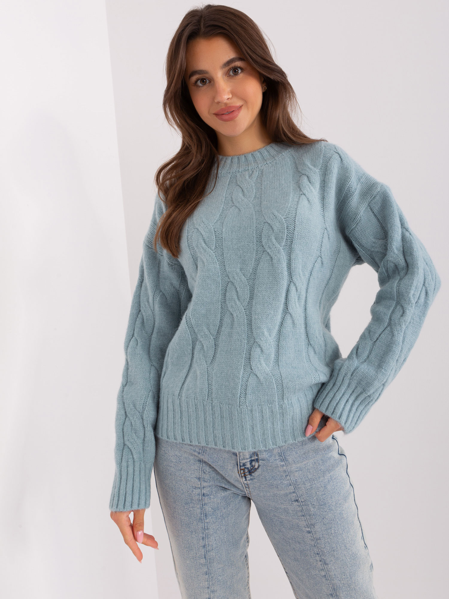 Svetlomodrý sveter s vrkočovým vzorom AT-SW-0146.10P-light blue Veľkosť: ONE SIZE
