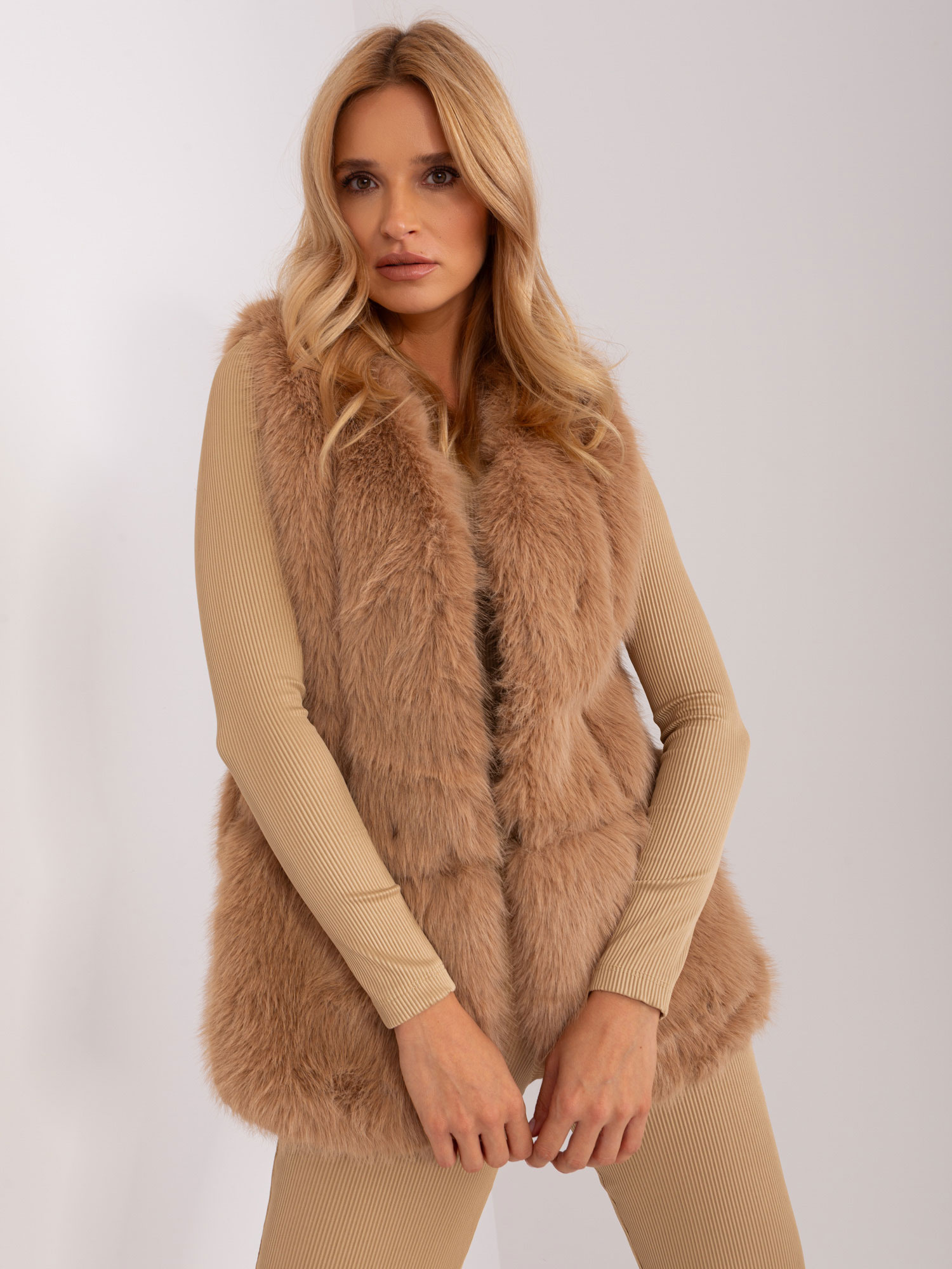Hnedá chlpatá kožúšková vesta AT-KZ-2368.00P-camel Veľkosť: L/XL