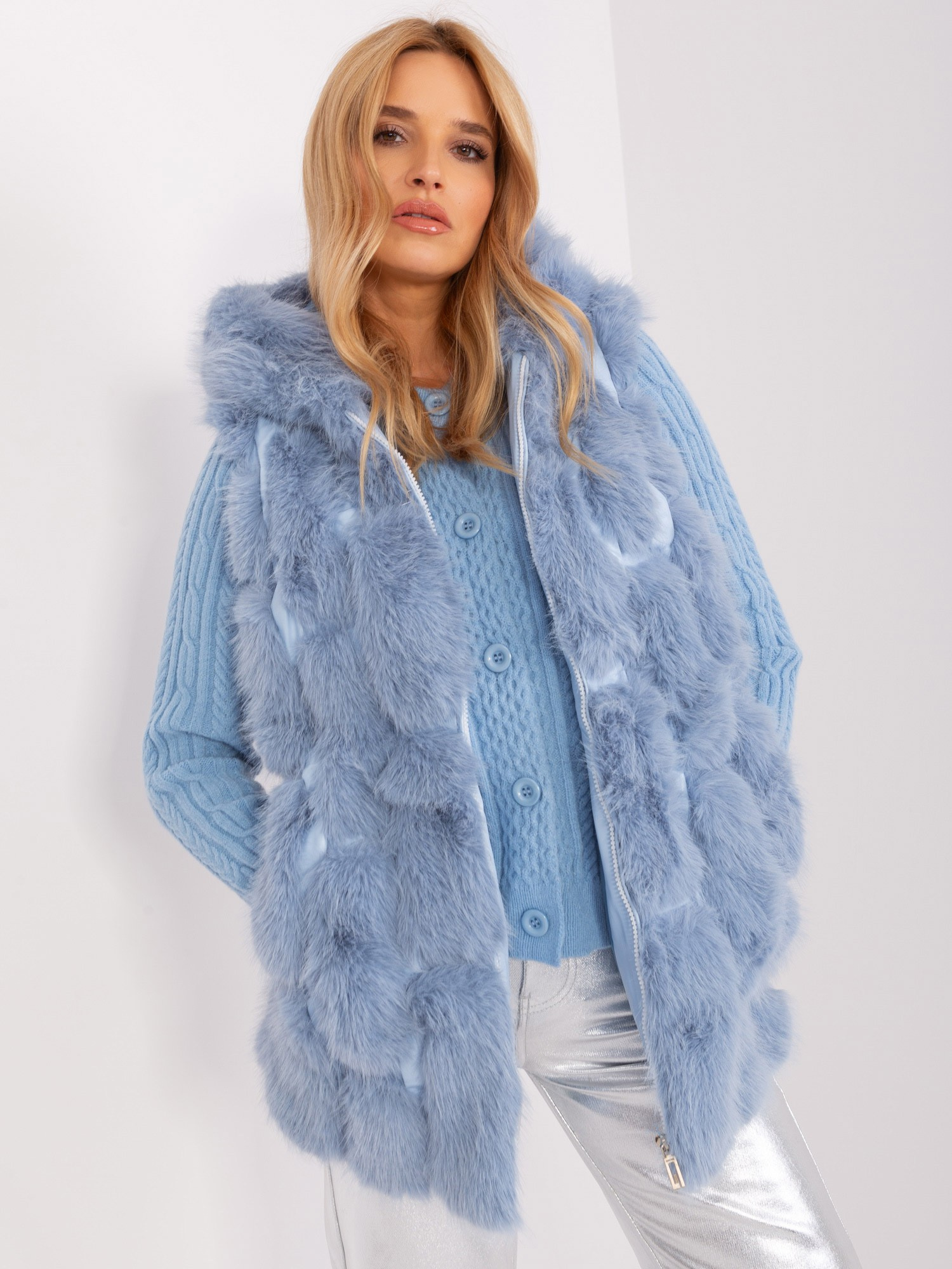 Svetlomodrá kožušinová vesta s kapucňou -AT-KZ-2379.96P-ligt blue Veľkosť: S/M