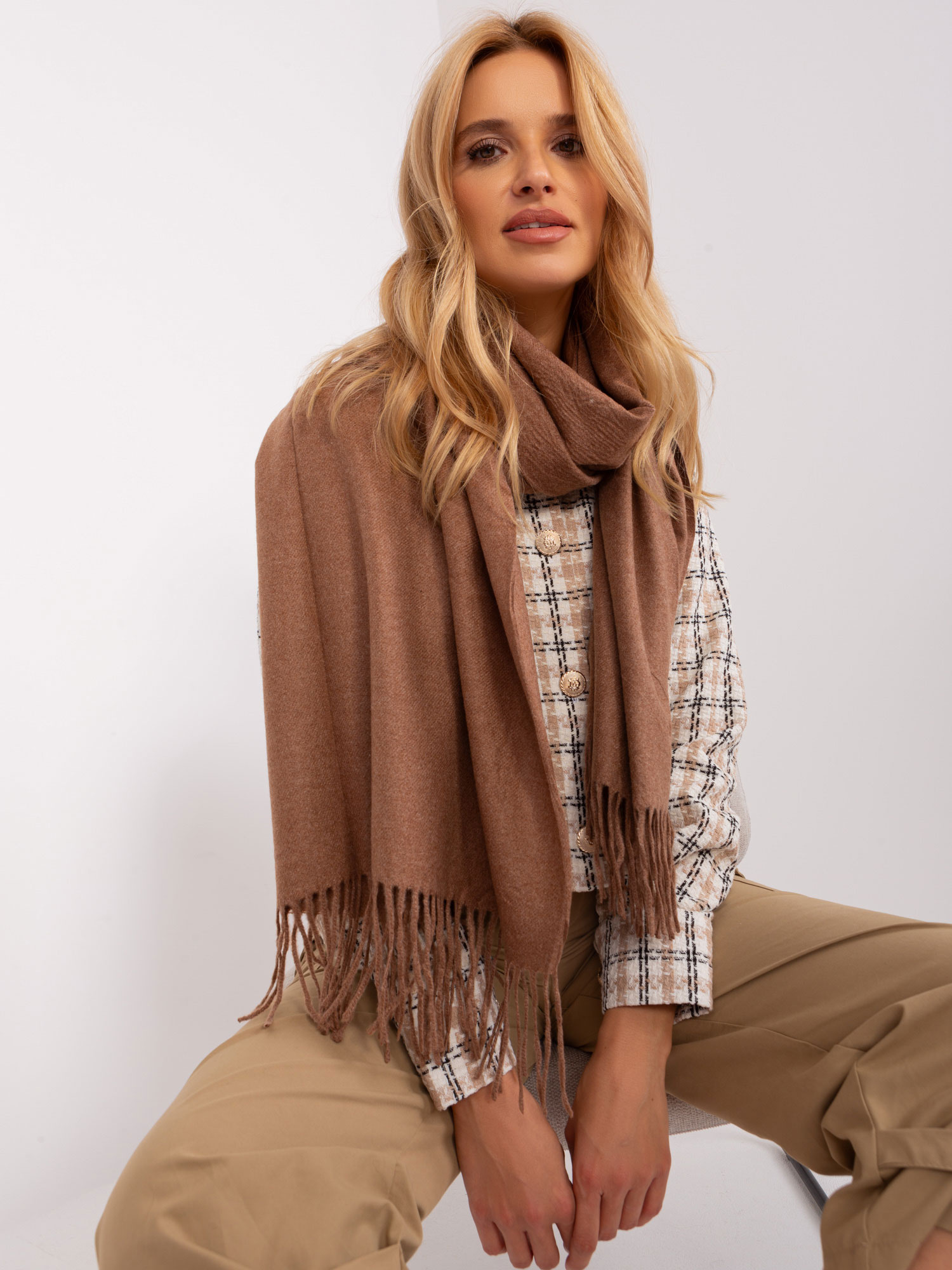 Hnedý šál so strapcami -AT-SZ-23185.62P-brown Veľkosť: ONE SIZE