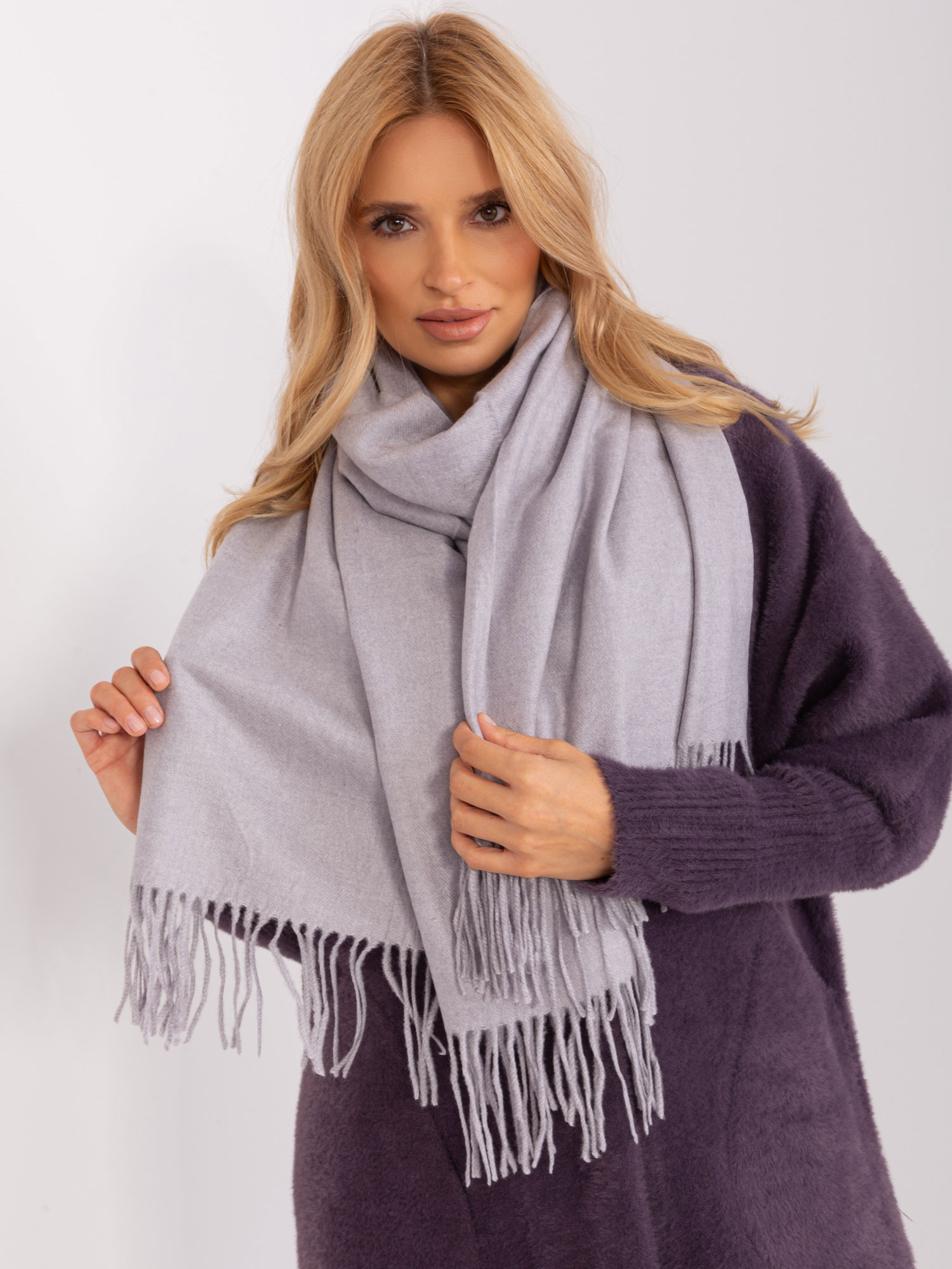Svetlofialový šál so strapcami AT-SZ-23185.73P-light purple Veľkosť: ONE SIZE