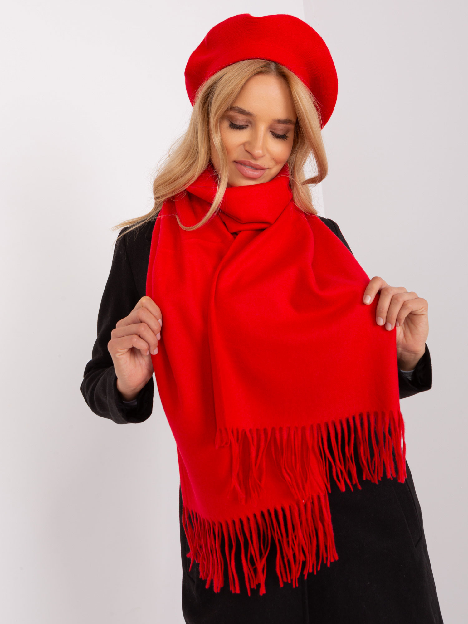 Červený šál so strapcami AT-SZ-23185.93P-red Veľkosť: ONE SIZE