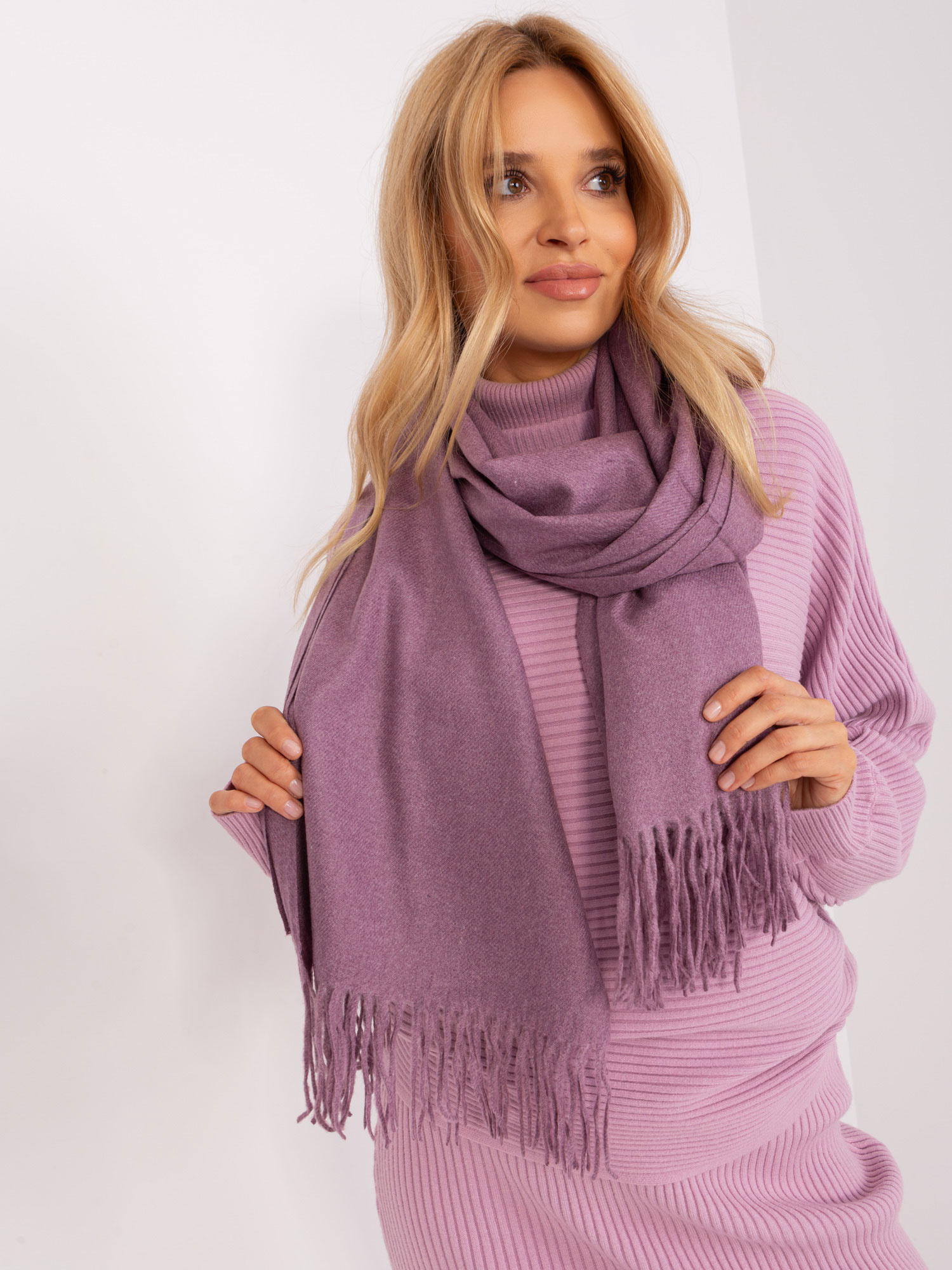Fialový šál so strapcami AT-SZ-23185.93P-viollet Veľkosť: ONE SIZE
