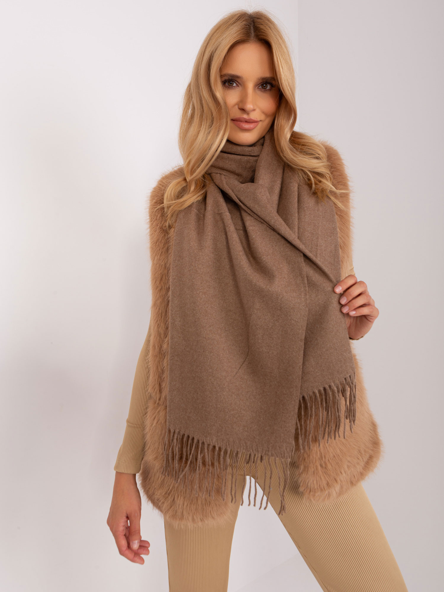 Tmavohnedý šál so strapcami -AT-SZ-23185.62P-dark brown Veľkosť: ONE SIZE
