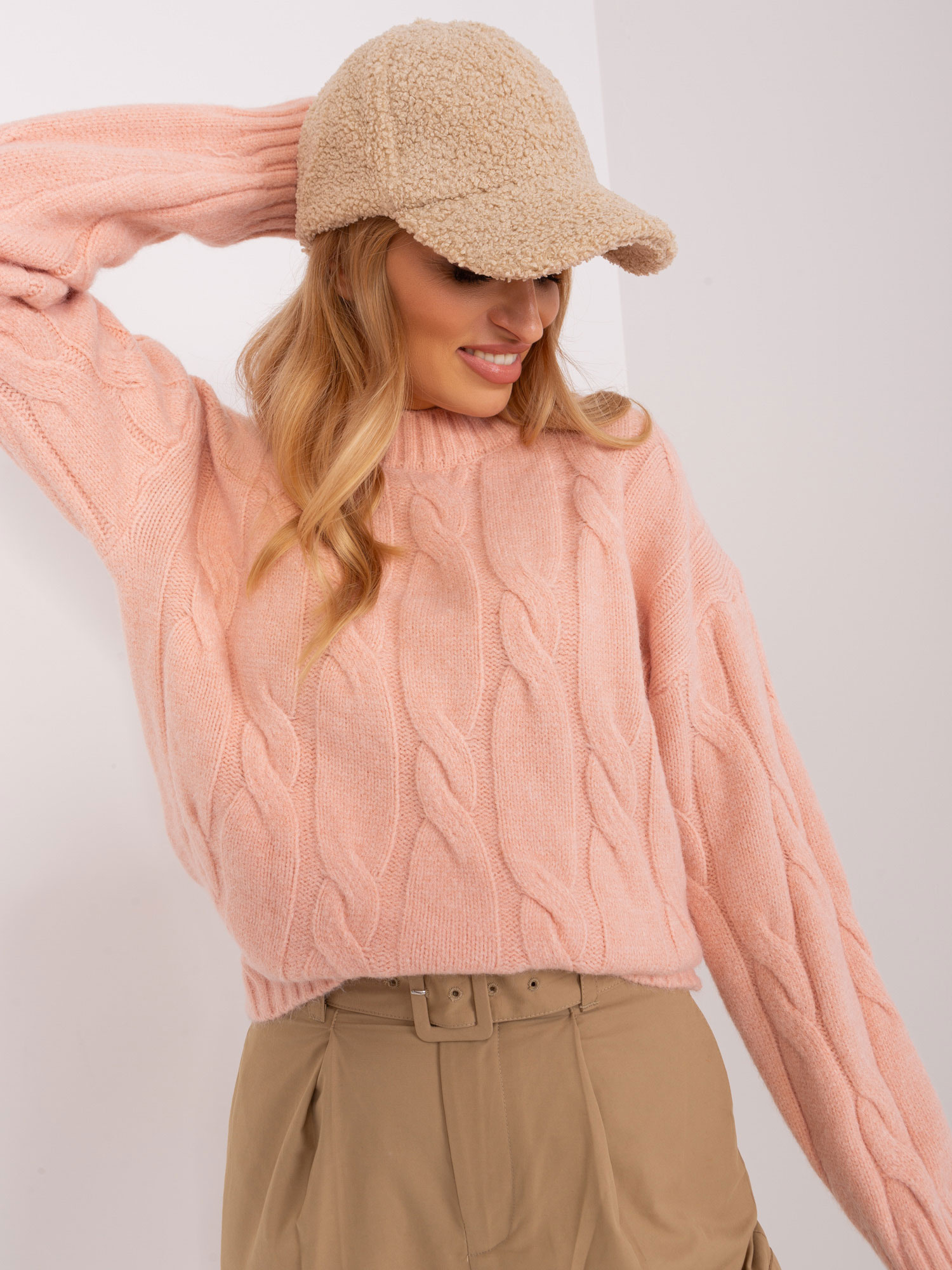 Marhuľový sveter s vrkočovým vzorom AT-SW-0146.10P-peach Veľkosť: ONE SIZE