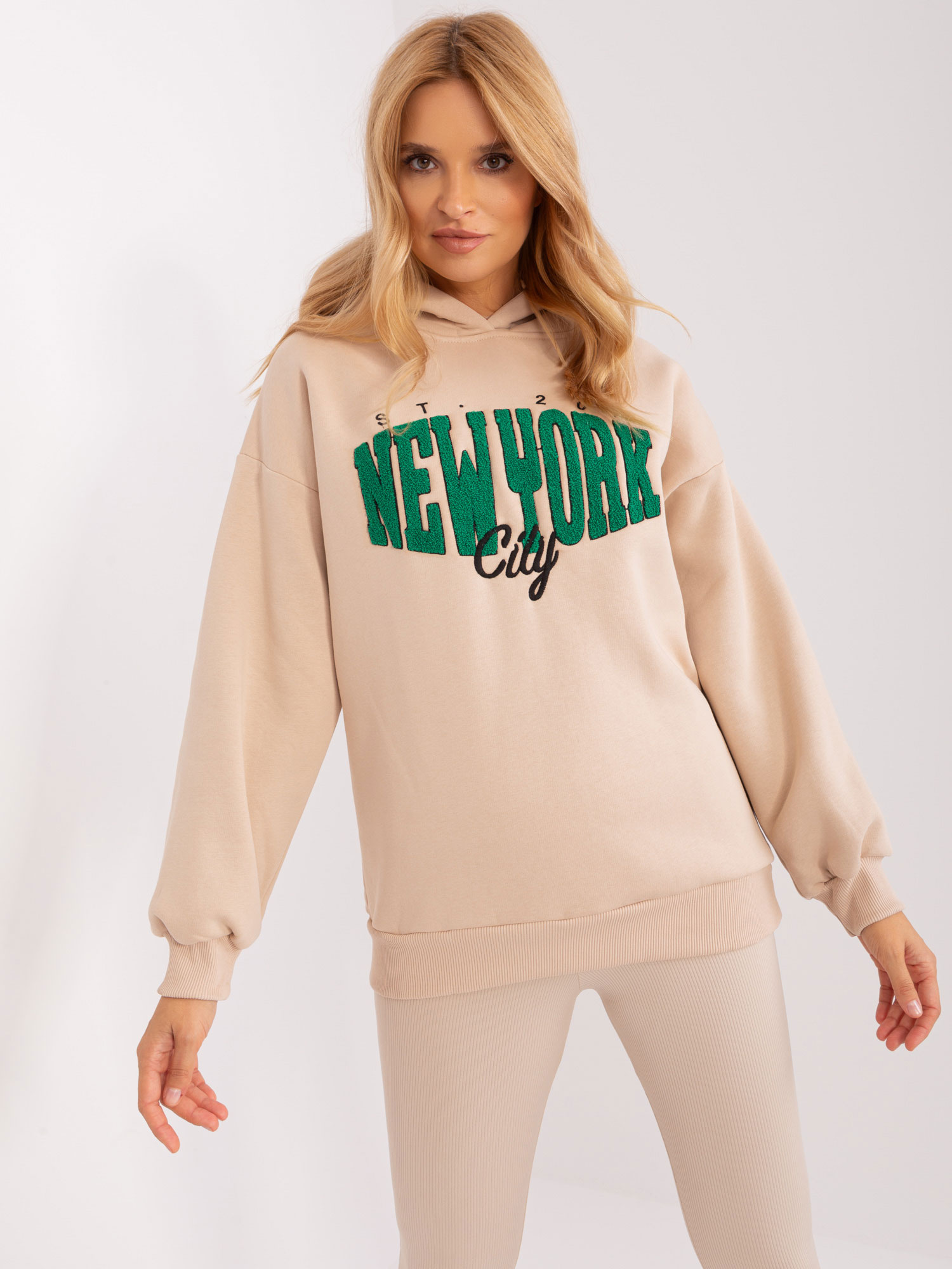 Béžová mikina s nápisom a kapucňou EM-BL-656-4.96P-beige Veľkosť: ONE SIZE