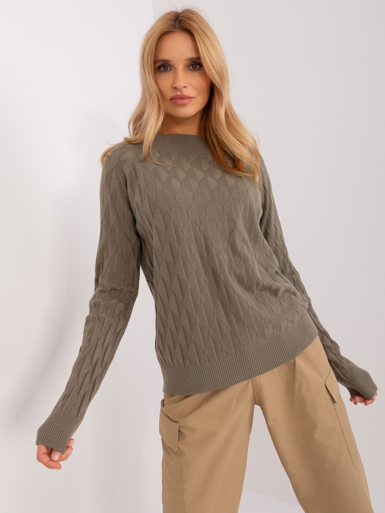 Olivový teplý klasický sveter AT-SW-2326.37X-olive Veľkosť: ONE SIZE