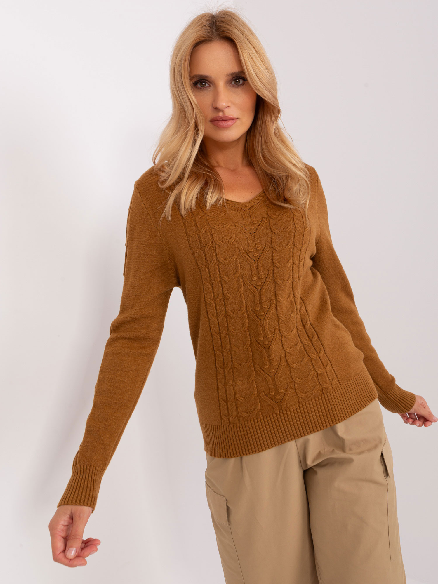Hnedý sveter s vrkočovým vzorom AT-SW-2329.98P-brown Veľkosť: ONE SIZE