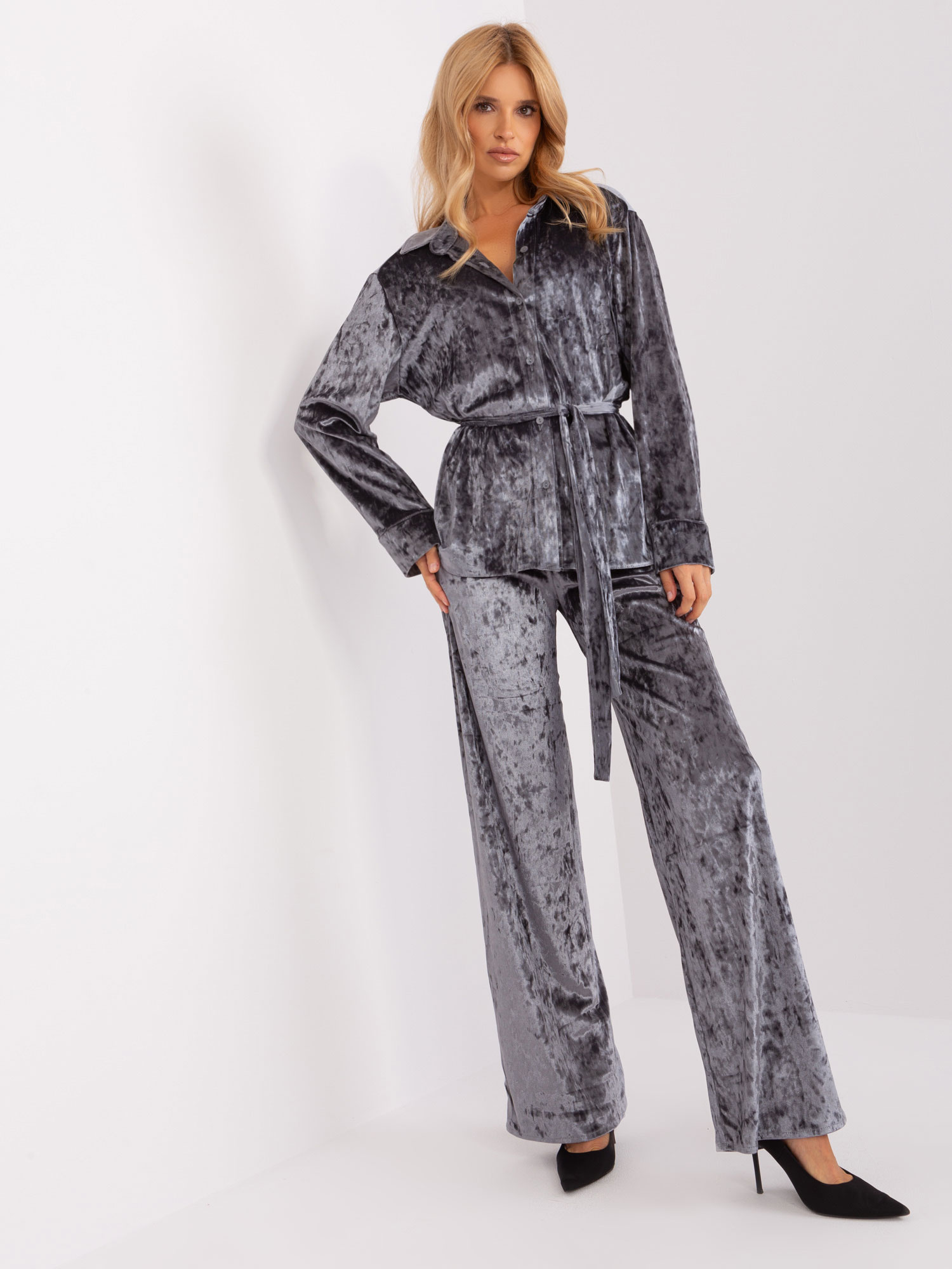 Tmavosivý velúrový komplet nohavíc a košele s pásikom LK-KMPL-509427.43-dark grey Veľkosť: S/M