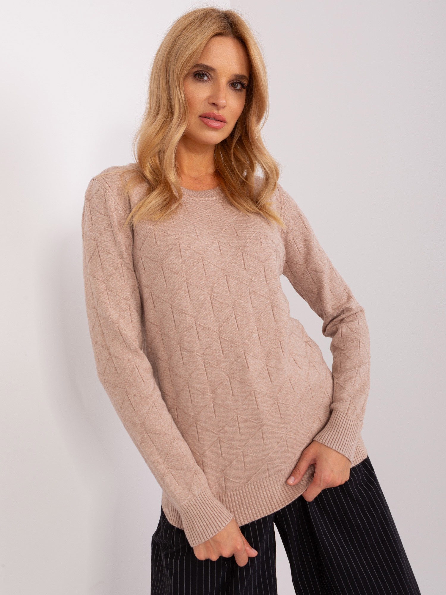 TMAVOBÉŽOVÝ KLASICKÝ SVETER AT-SW-232901.25X-DARK BEIGE Veľkosť: ONE SIZE