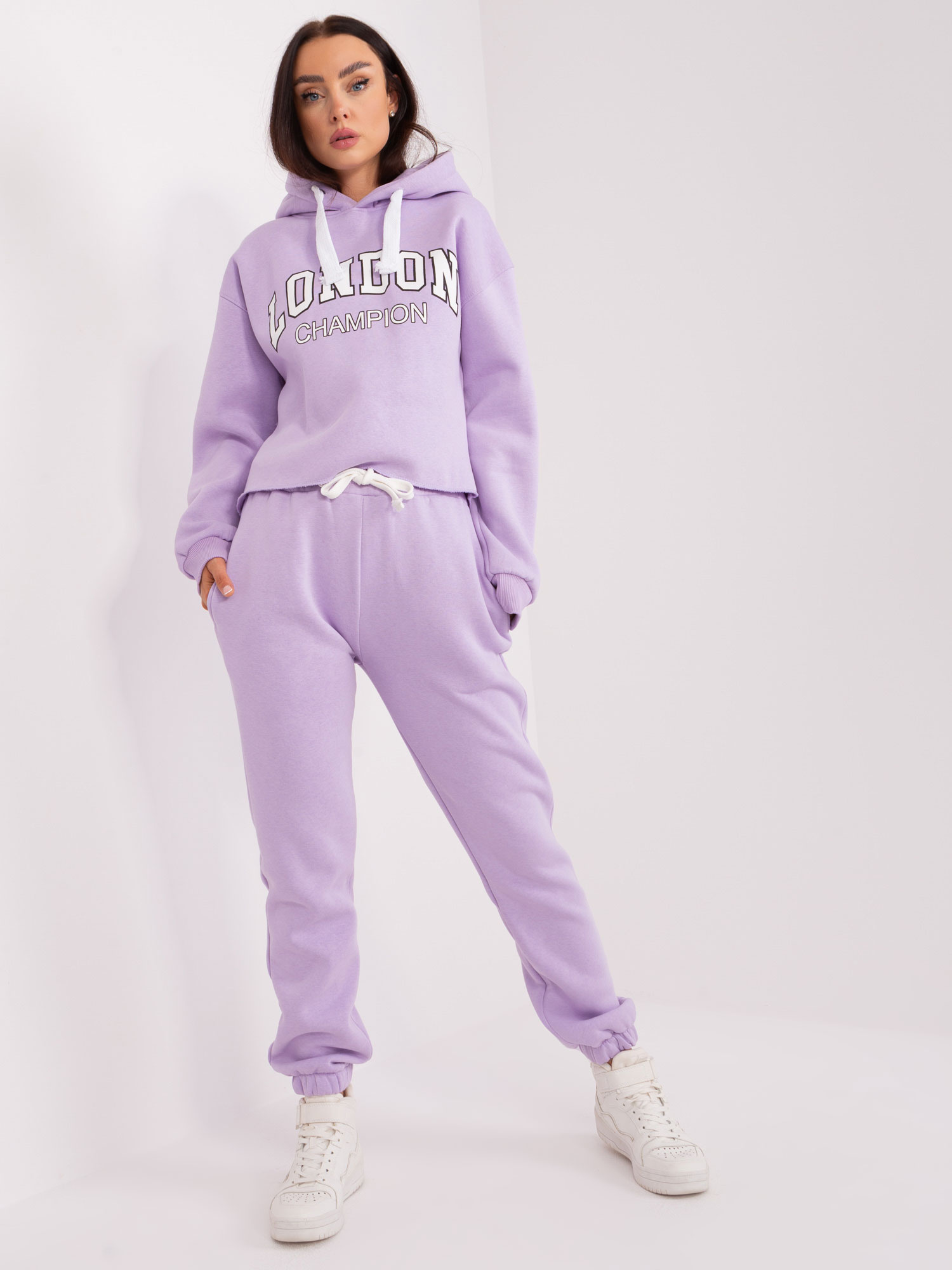 Svetlofialová teplákovka Laraina s bielym nápisom "London" -EM-KMPL-720.01-jasny fioletowy Veľkosť: ONE SIZE