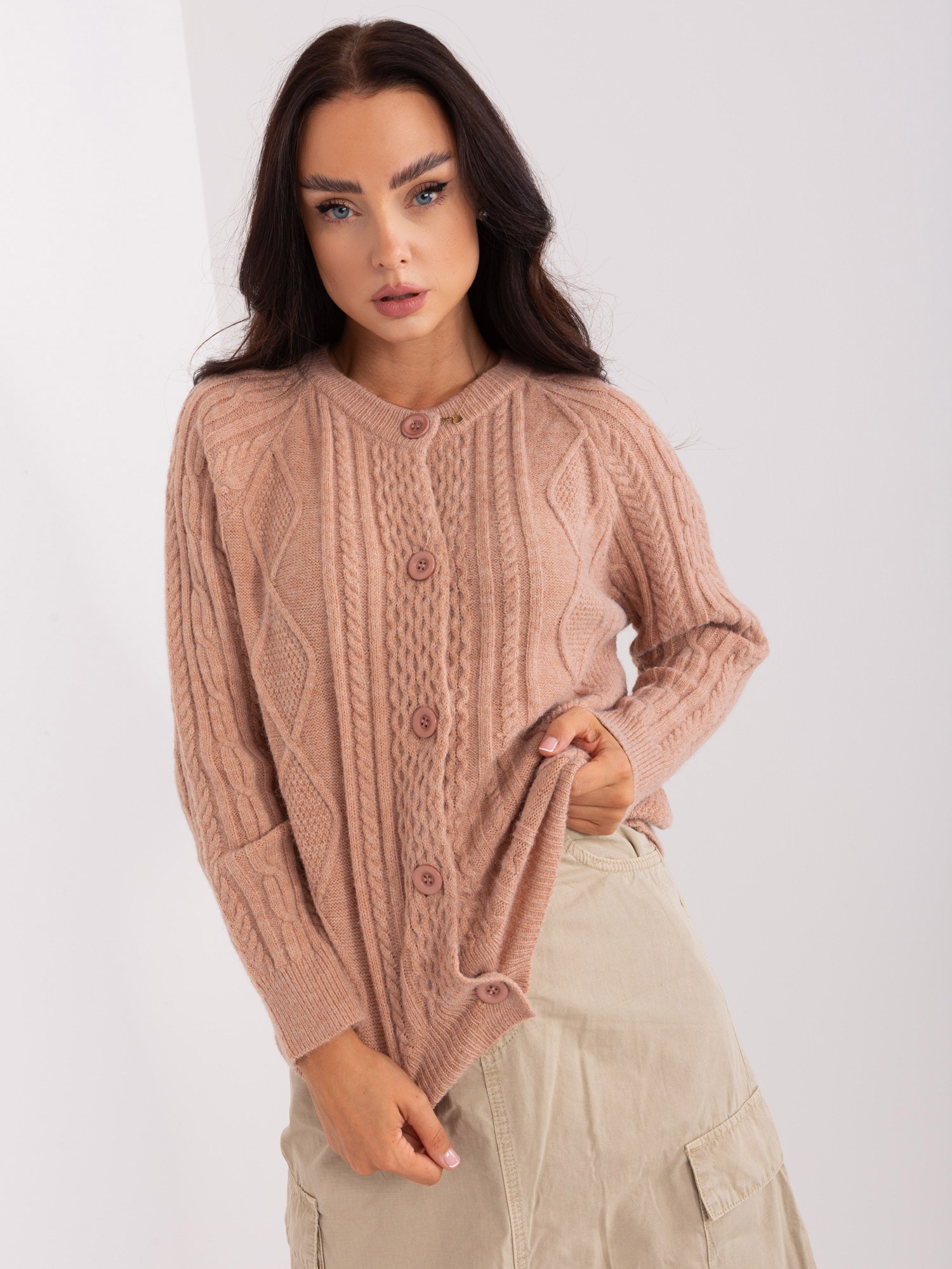 BÉŽOVÝ VZOROVANÝ SVETER NA GOMBÍKY AT-SW-2346-2.99P-DARK BEIGE Veľkosť: ONE SIZE