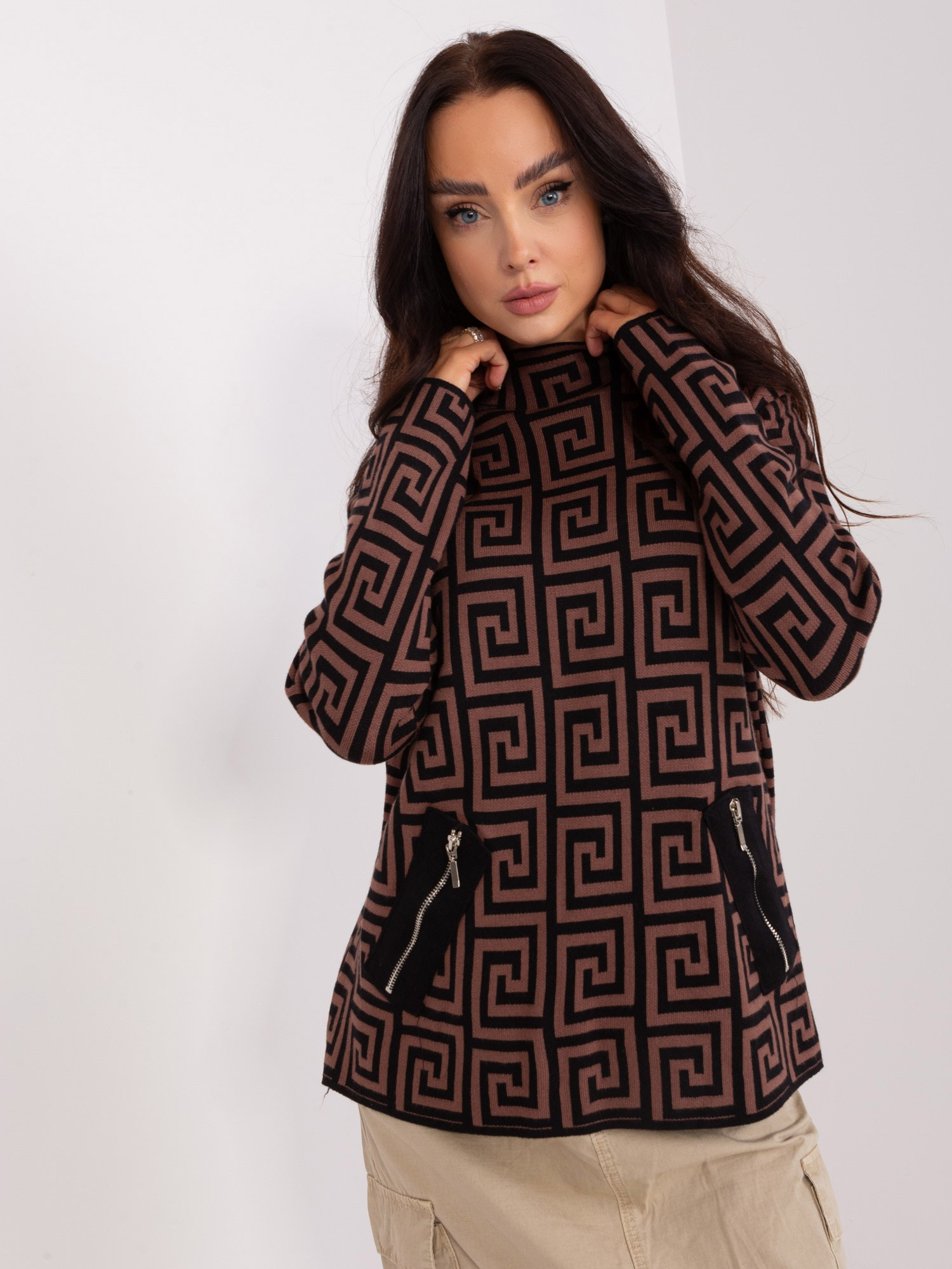 Tmavohnedý vzorovaný sveter so zipsami AT-SW-2341.00P-dark brown Veľkosť: ONE SIZE