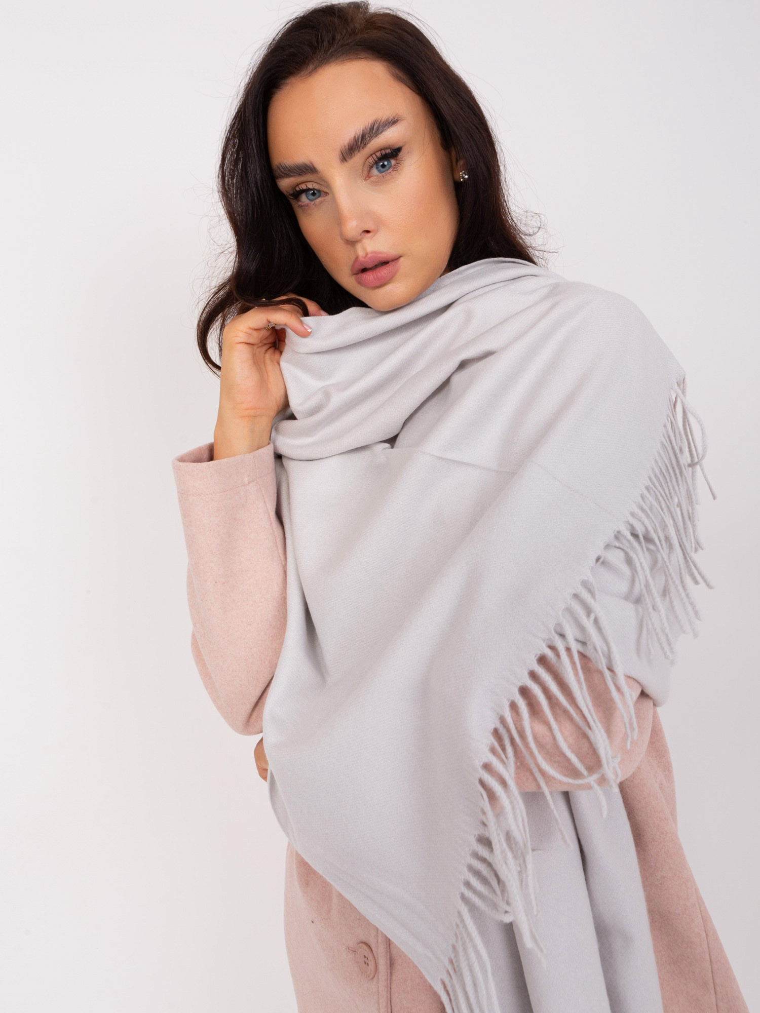 Svetlosivý šál so strapcami AT-SZ-23185.73P-light grey Veľkosť: ONE SIZE