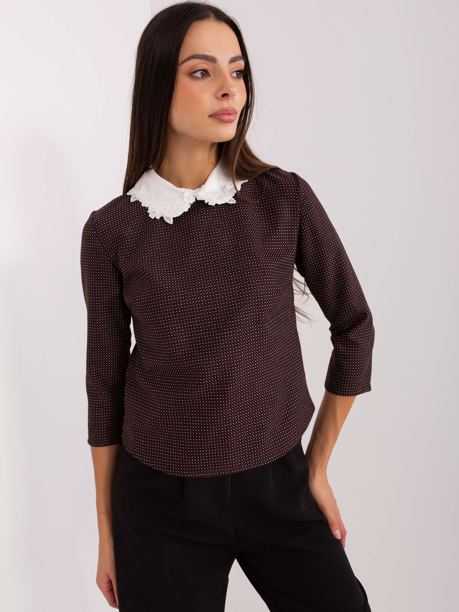 Čierna kratšia elegantná vlnená blúzka s čipkovým golierom LK-BZ-506477.70P-black Veľkosť: 38