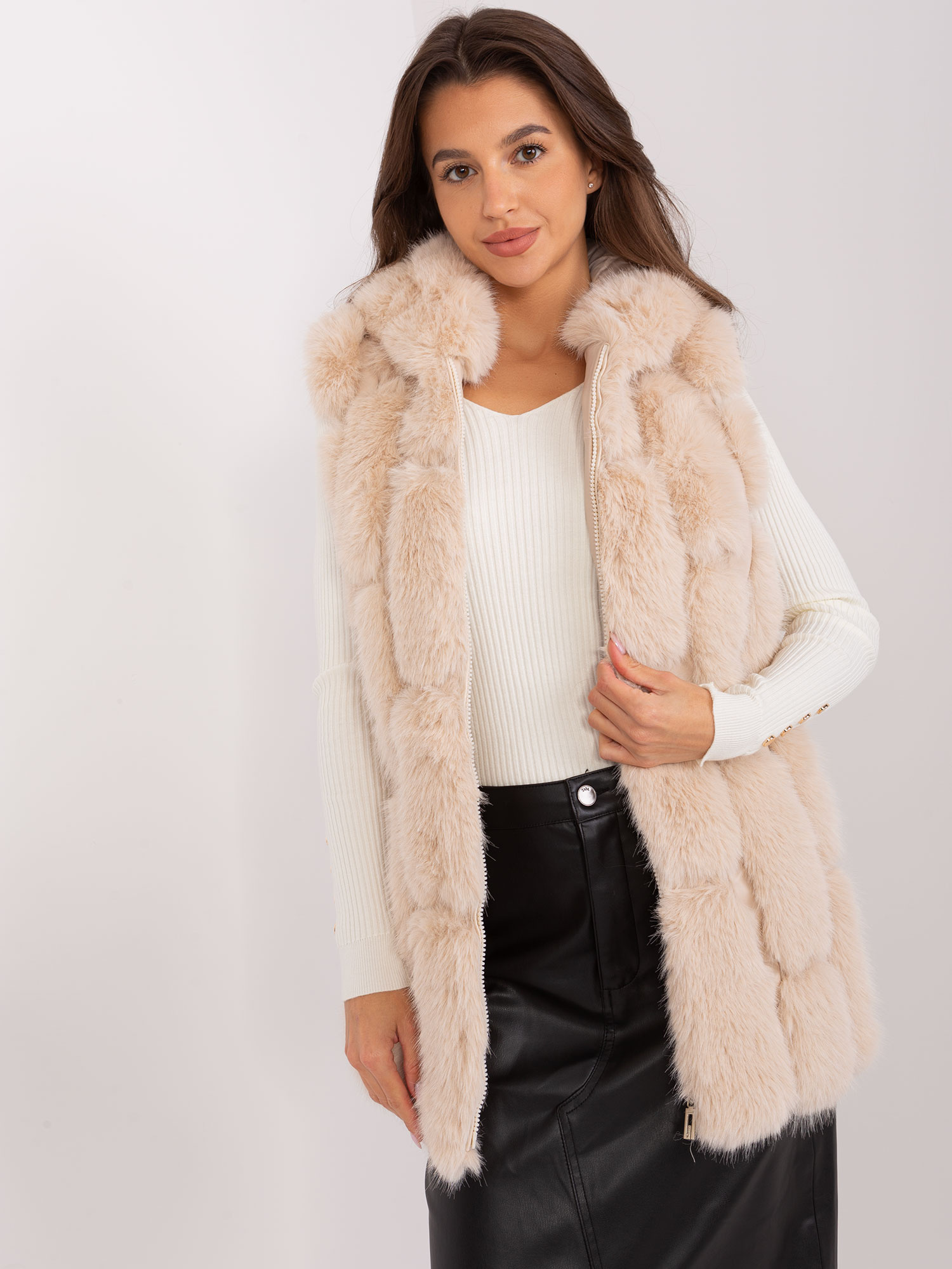 Béžová chlpatá vesta s kapucňou AT-KZ-2379.96P-beige Veľkosť: 2XL/3XL