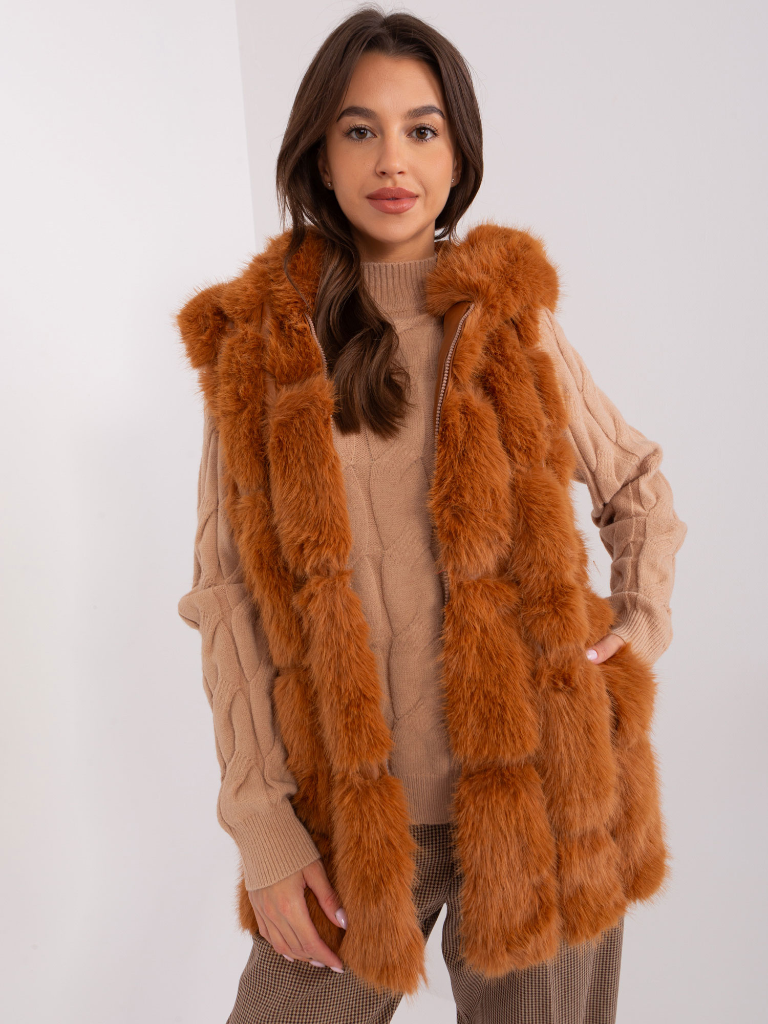 Hnedá chlpatá vesta s kapucňou AT-KZ-2379.96P-light brown Veľkosť: 2XL/3XL