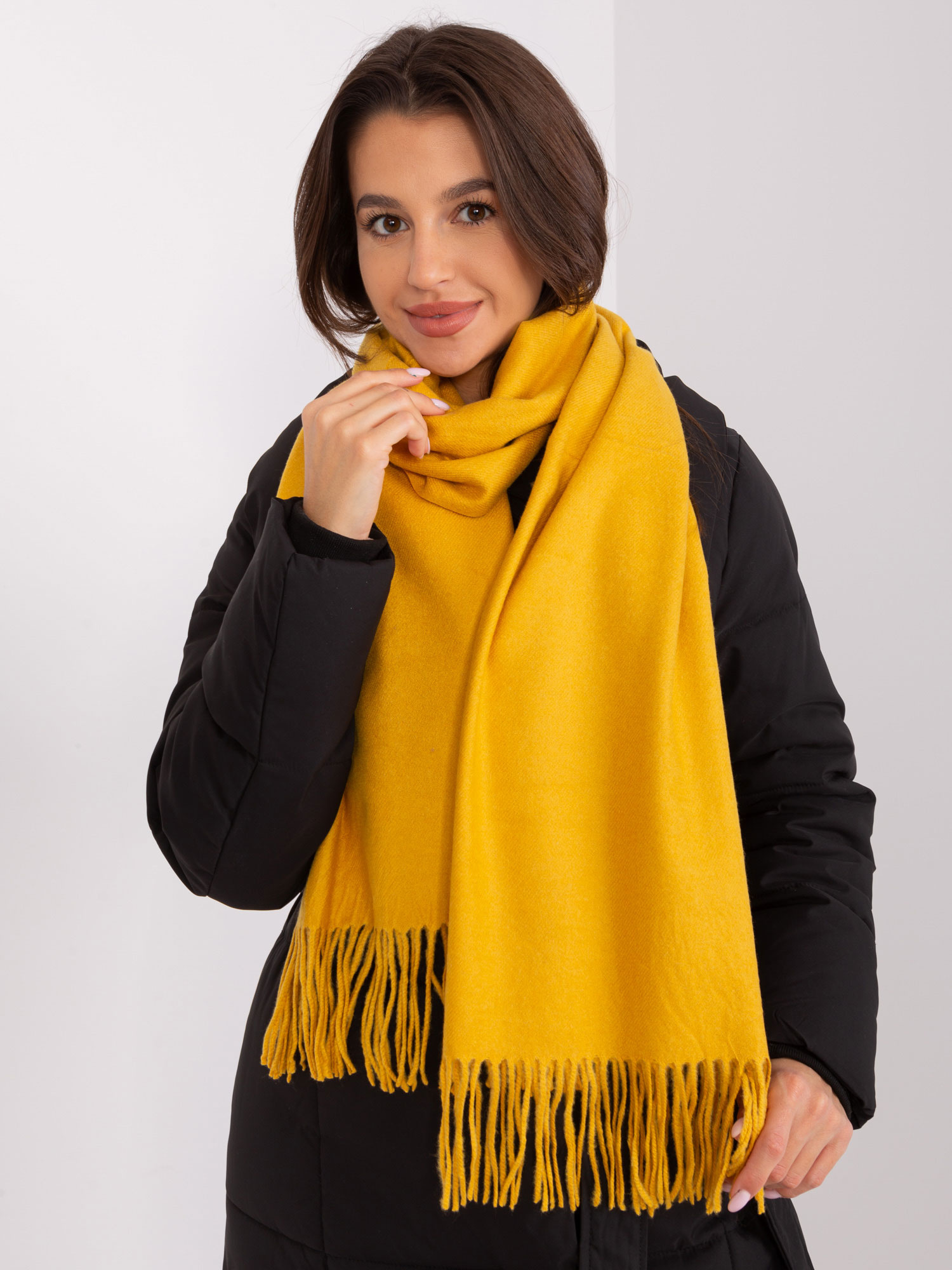 Tmavožltý šál so strapcami AT-SZ-23185.90P-dark yellow Veľkosť: ONE SIZE