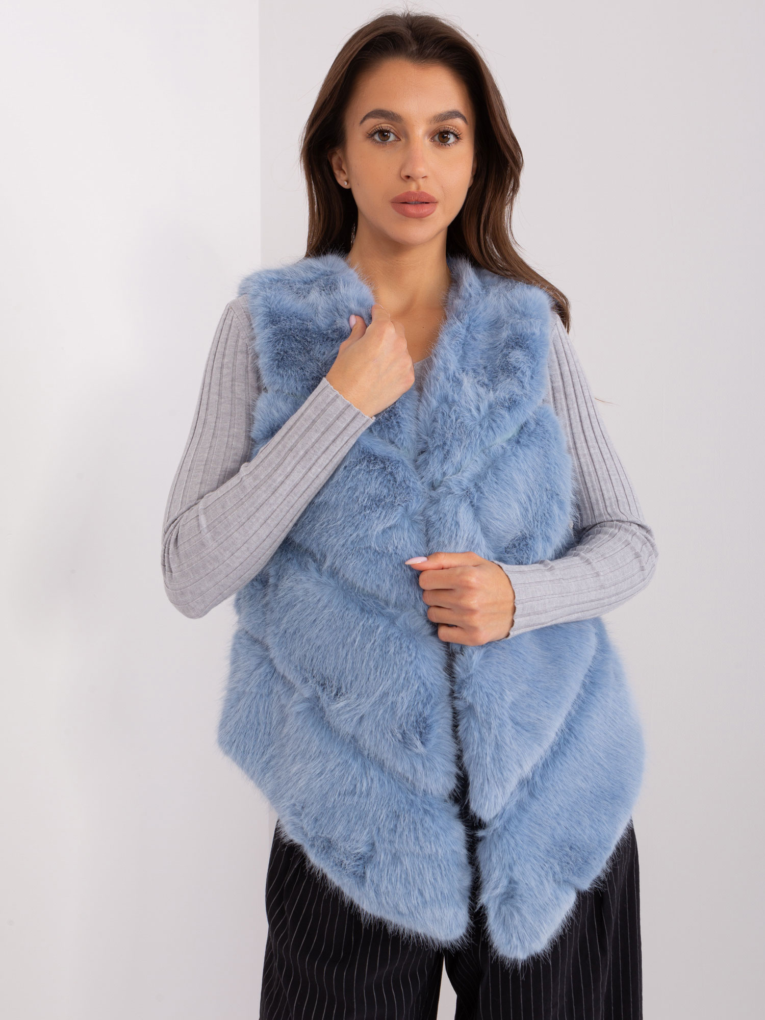 Svetlomodrá asymetrická chlpatá kožúšková vesta AT-KZ-2349.00P-light blue Veľkosť: S/M