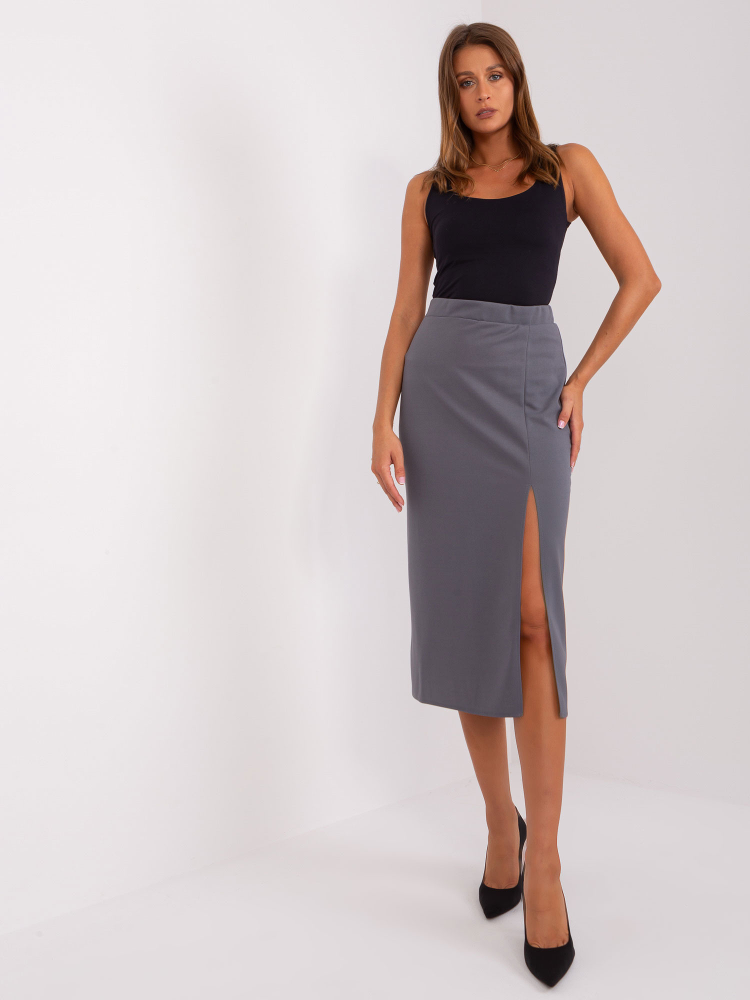 Tmavosivá sukňa s rozparkom LK-SD-509445.72P-dark grey Veľkosť: L/XL