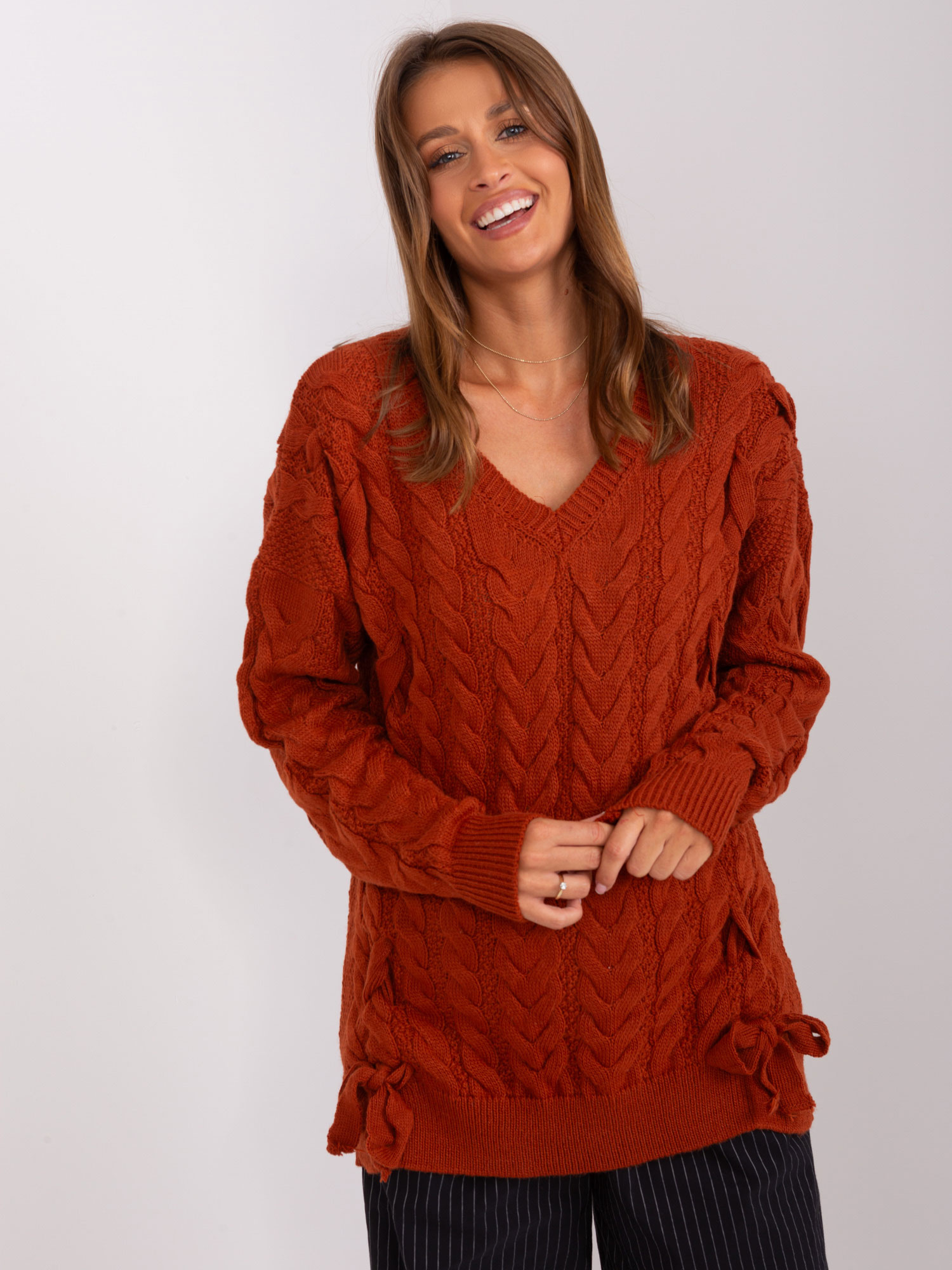 Hnedý dlhší sveter s vrkočovým vzorom BA-SW-8027.85P-brown Veľkosť: ONE SIZE