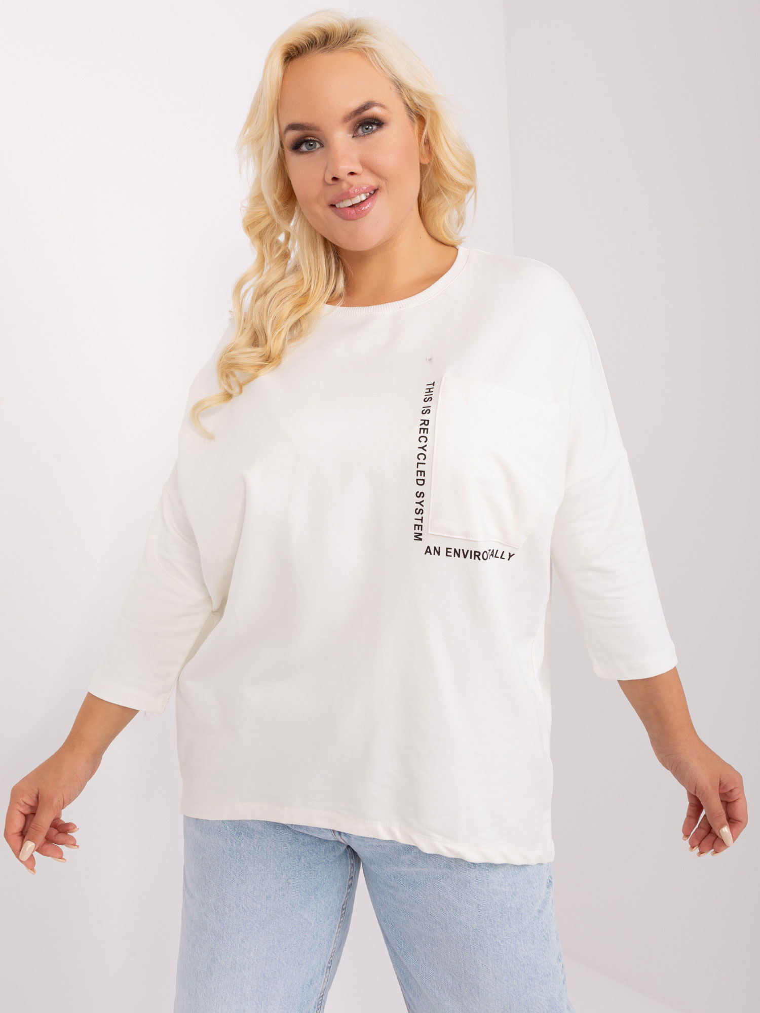 Biela voľná asymetrická blúzka s vreckom RV-BZ-9088.53P-white Veľkosť: ONE SIZE