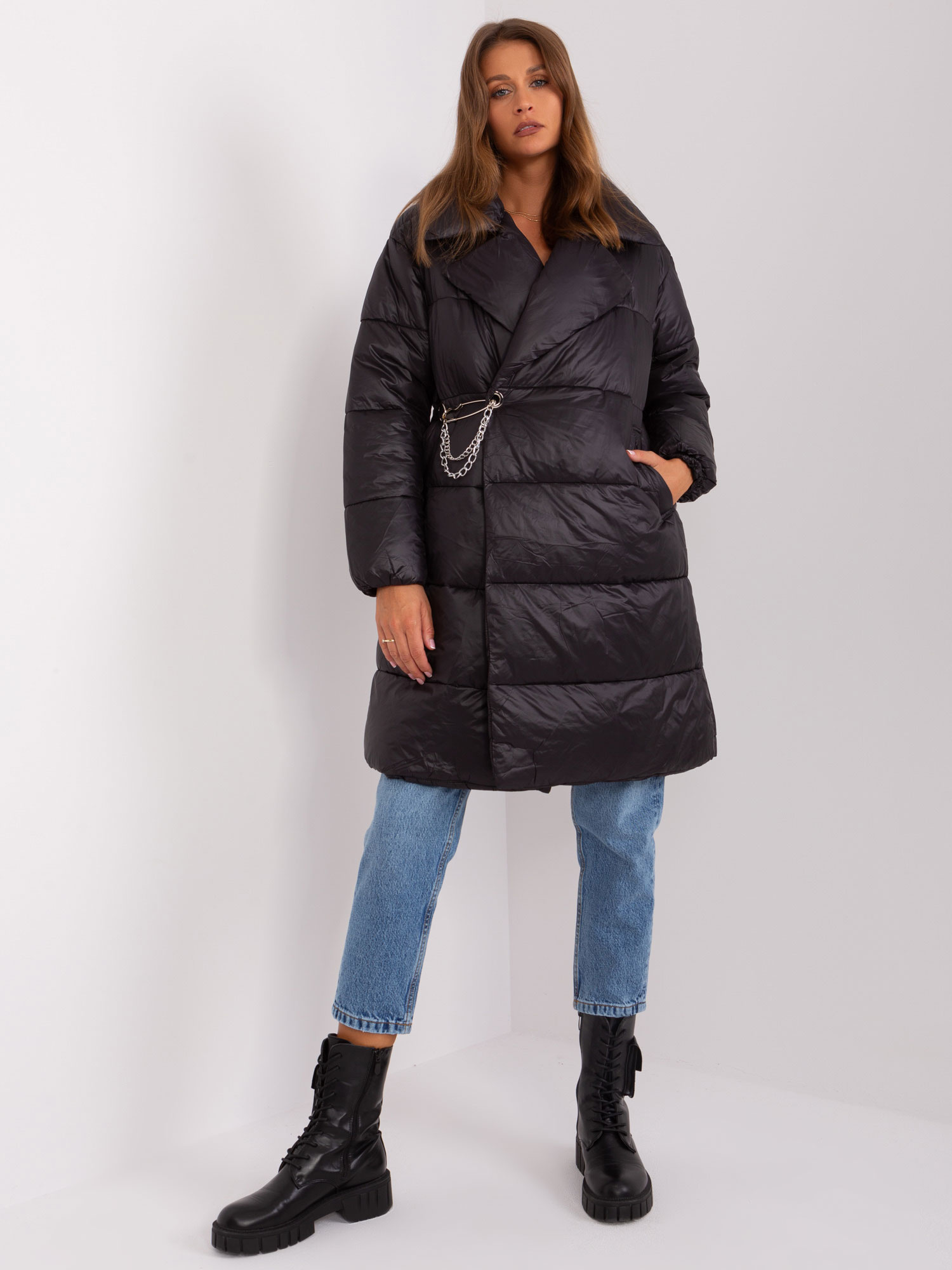 Čierny dlhší kabát s retiazkou NM-KR-TR8310.73P-black Veľkosť: S