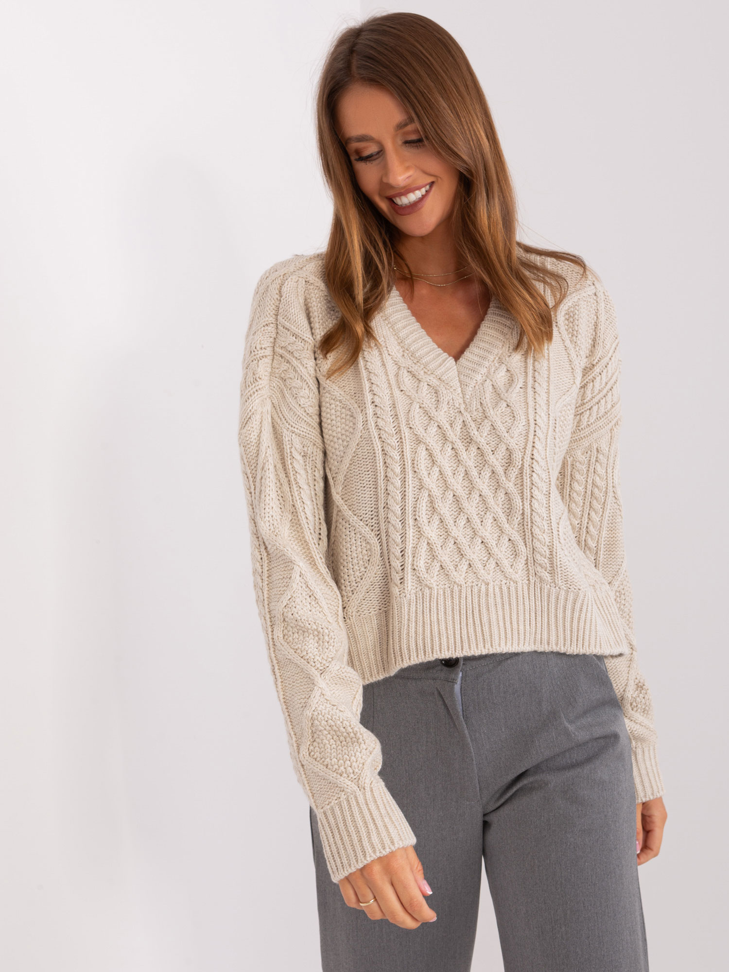 BÉŽOVÝ CROP SVETER SO VZORMI BA-SW-0376.65P-BEIGE Veľkosť: ONE SIZE