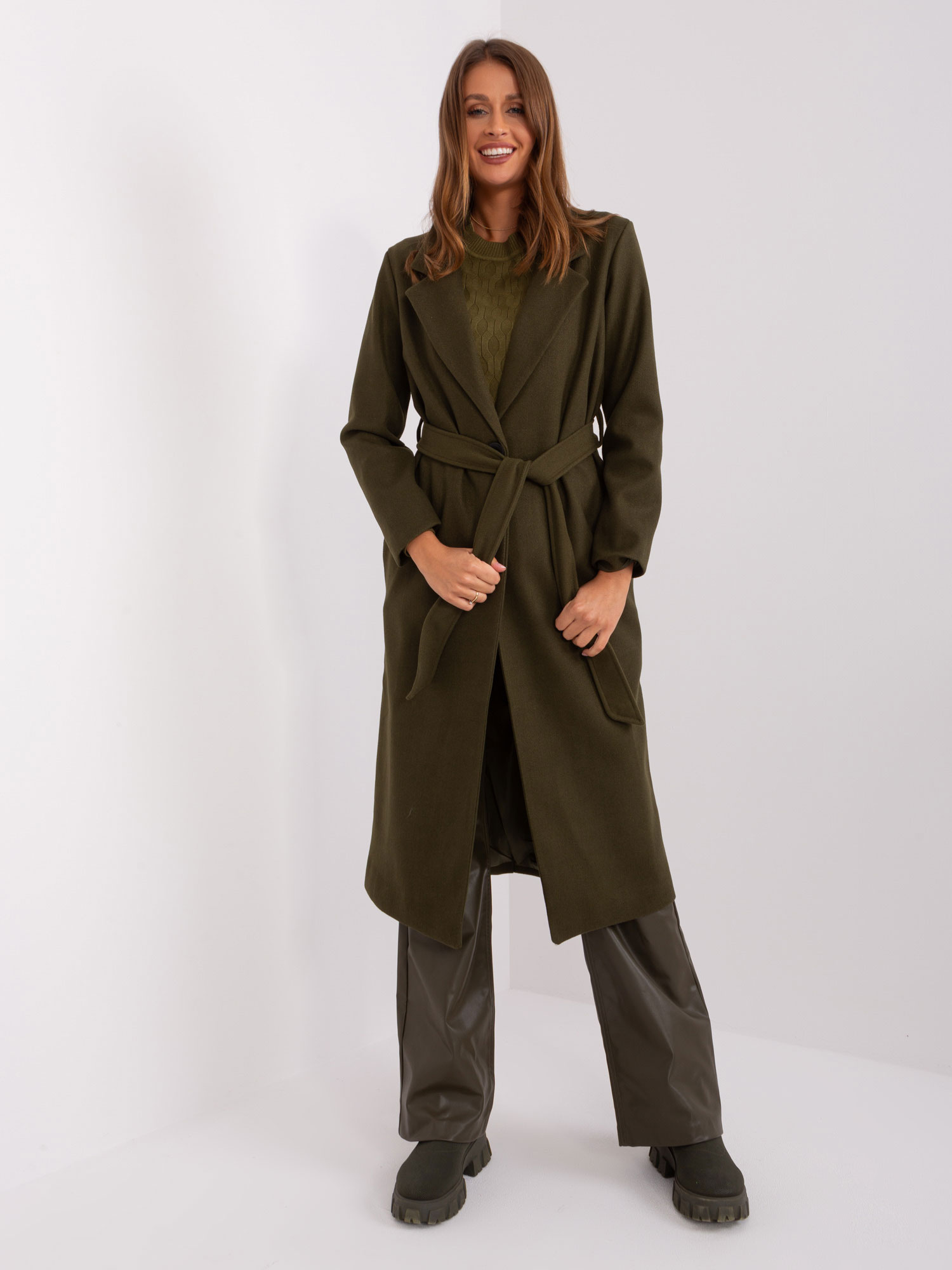 Tmavý khaki dlhý kabát s pásikom TW-PL-BI-5312-1.31-khaki Veľkosť: S