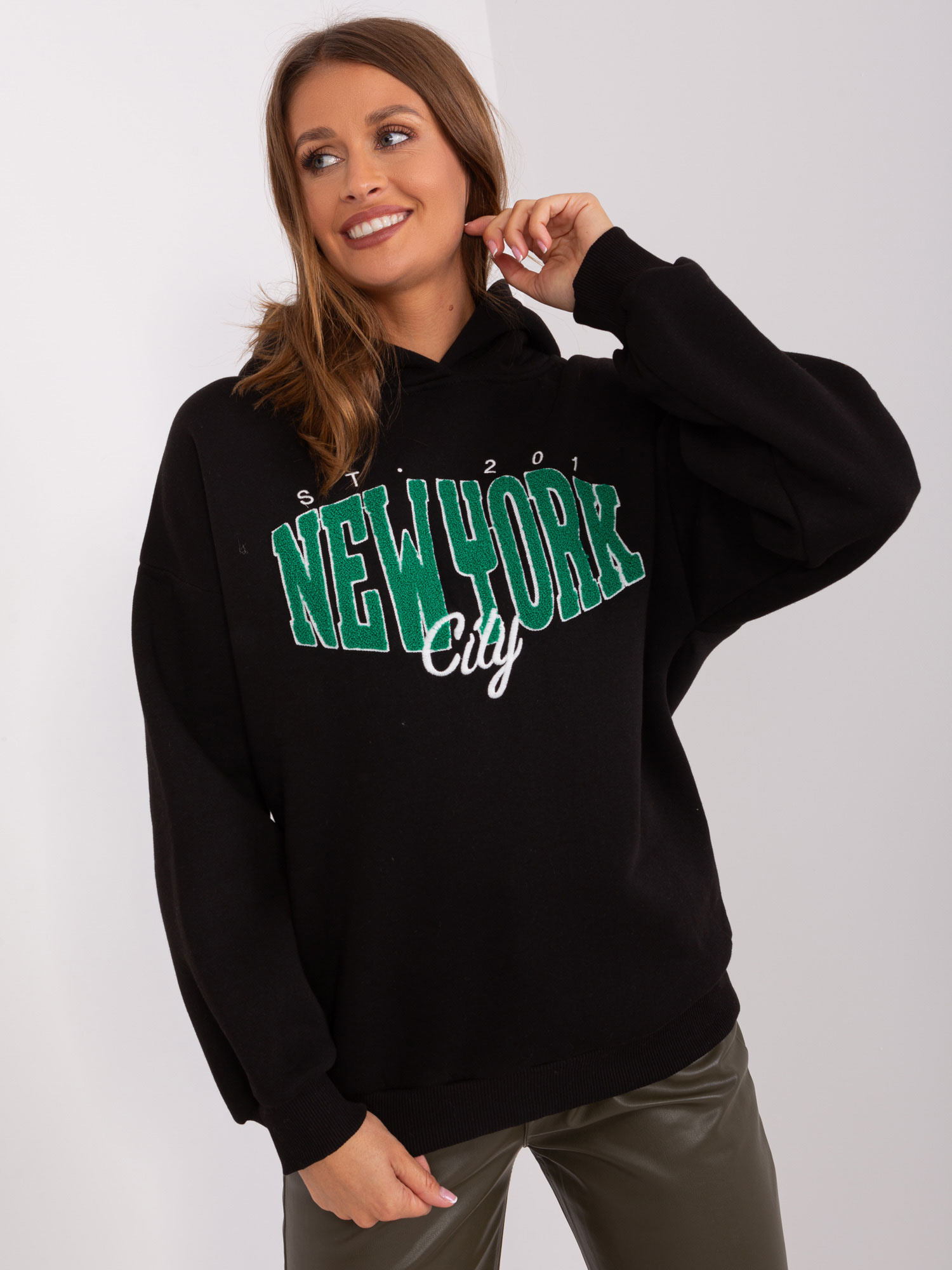 Čierna mikina s nápisom a kapucňou -EM-BL-656-4.96P-black Veľkosť: ONE SIZE