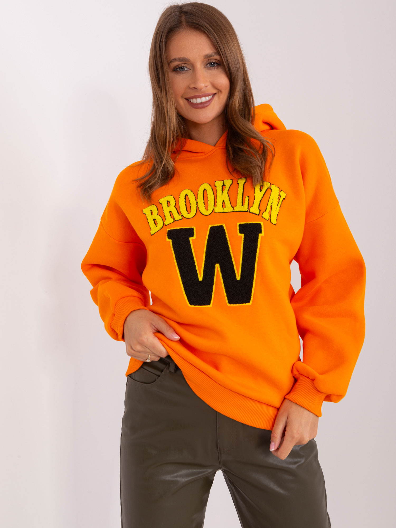 ORANŽOVÁ MIKINA S NÁPISOM BROOKLYN EM-BL-656-3.99P-ORANGE Veľkosť: ONE SIZE