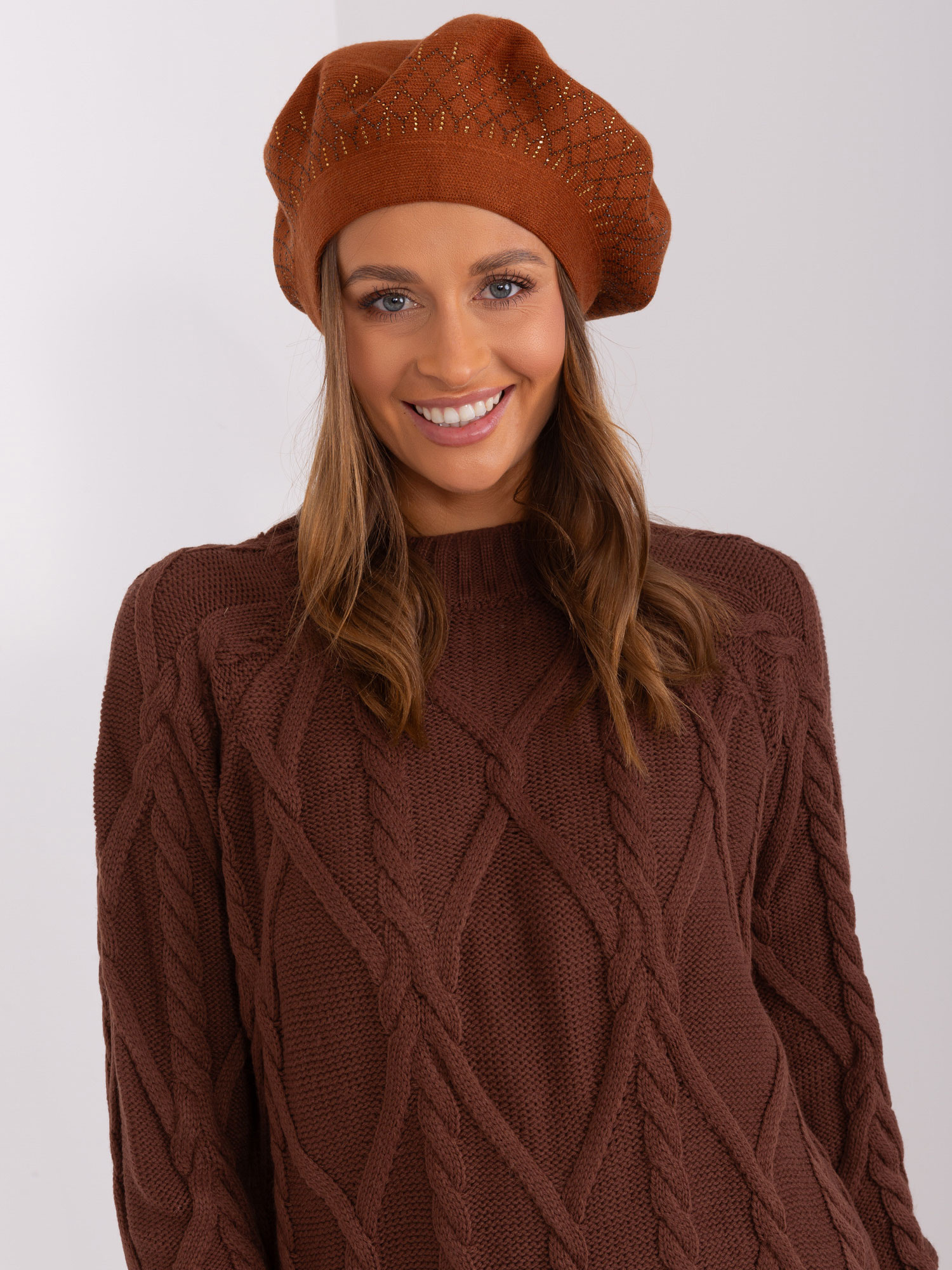 Hnedá baretka s kamienkami AT-CZ-231605.24P-brown Veľkosť: ONE SIZE