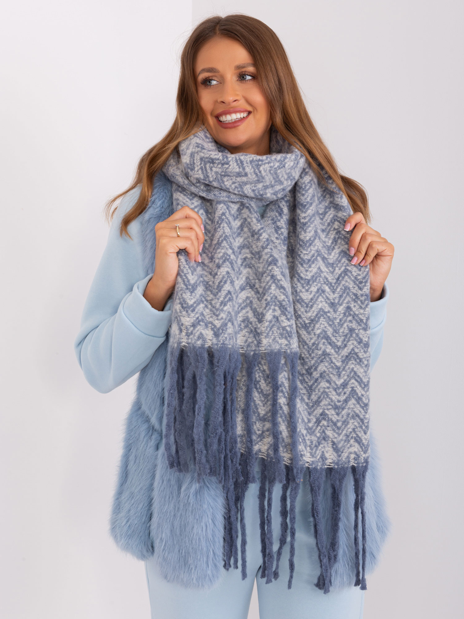 Bielo-modrá vzorovaný šál so strapcami AT-SZ-23125.75-white-blue Veľkosť: ONE SIZE