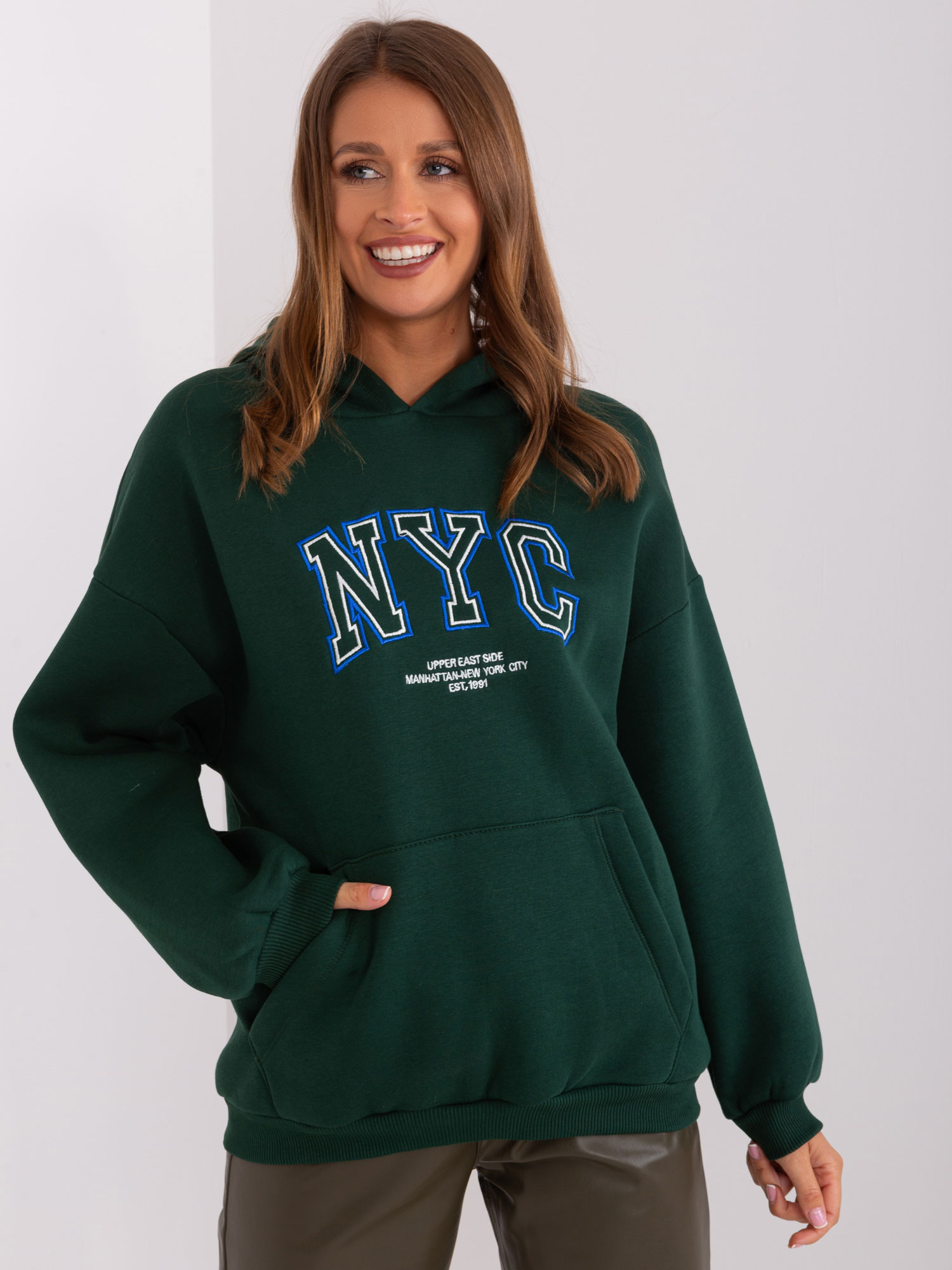 TMAVOZELENÁ ŠTÝLOVÁ MIKINA NYC -FA-BL-8808.95-DARK GREEN Veľkosť: ONE SIZE