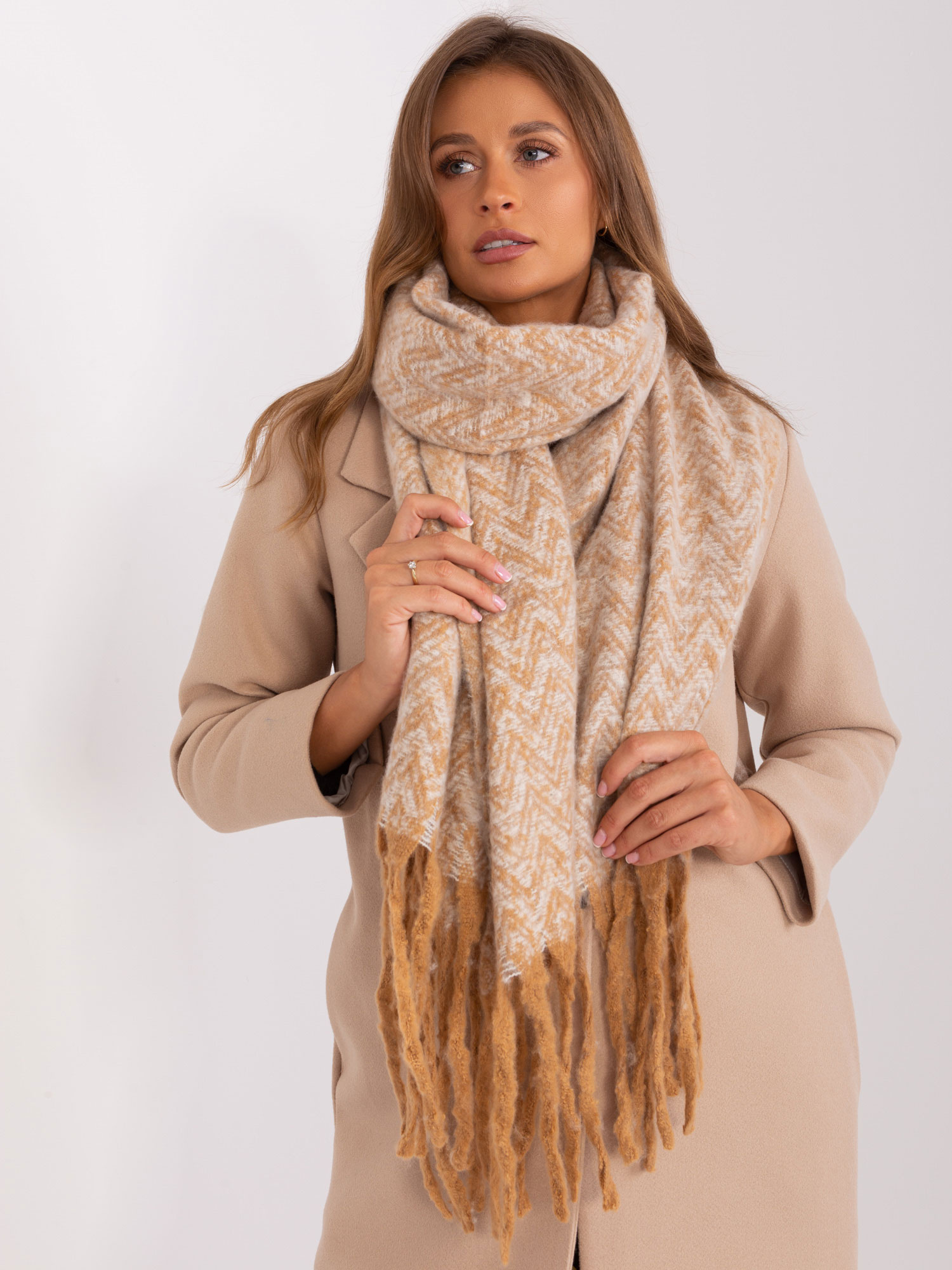 Svetlohnedý vzorovaný šál so strapcami AT-SZ-23125.75-light brown Veľkosť: ONE SIZE