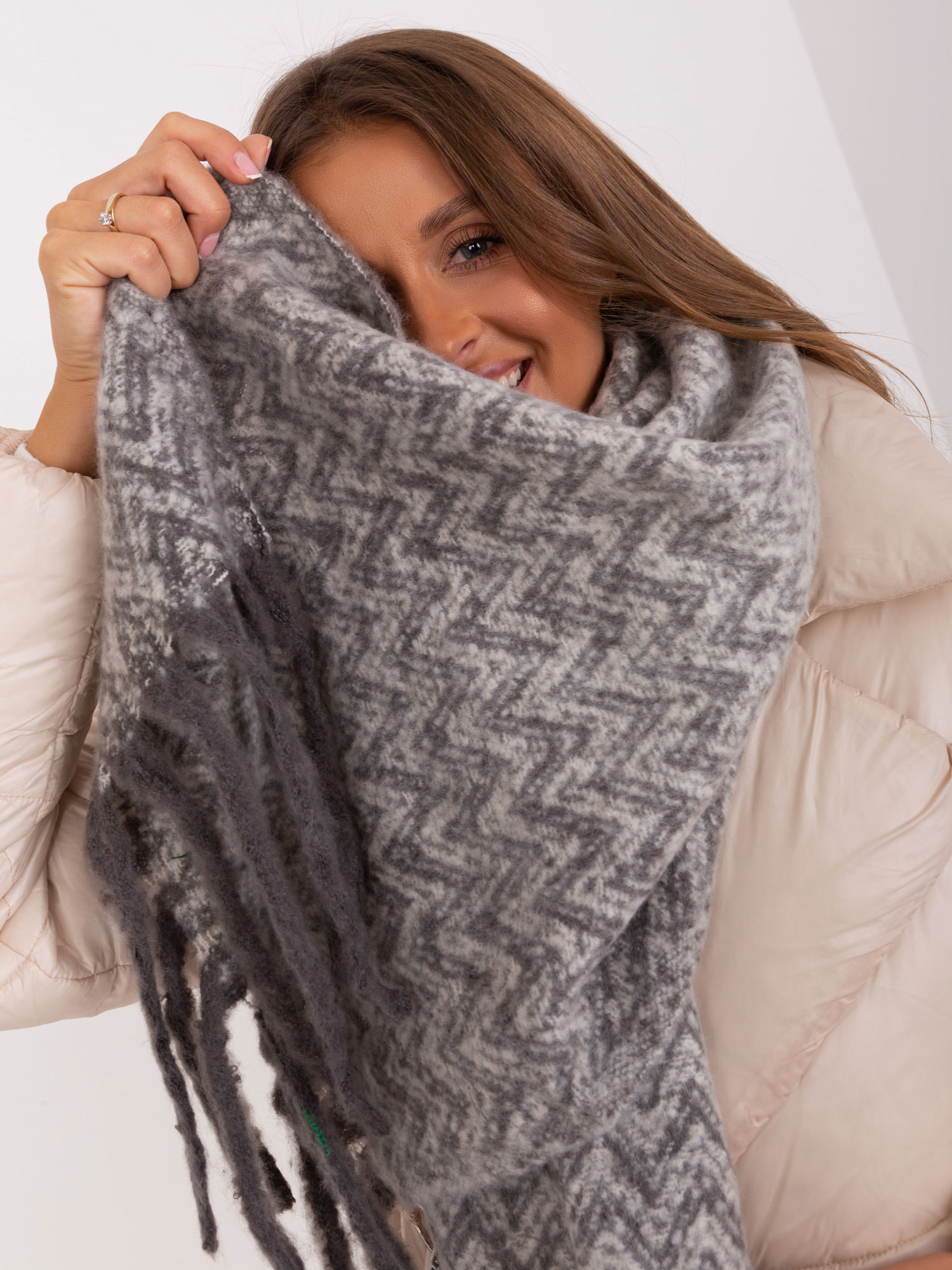 Sivý vzorovaný šál so strapcami -AT-SZ-23125.75-grey Veľkosť: ONE SIZE