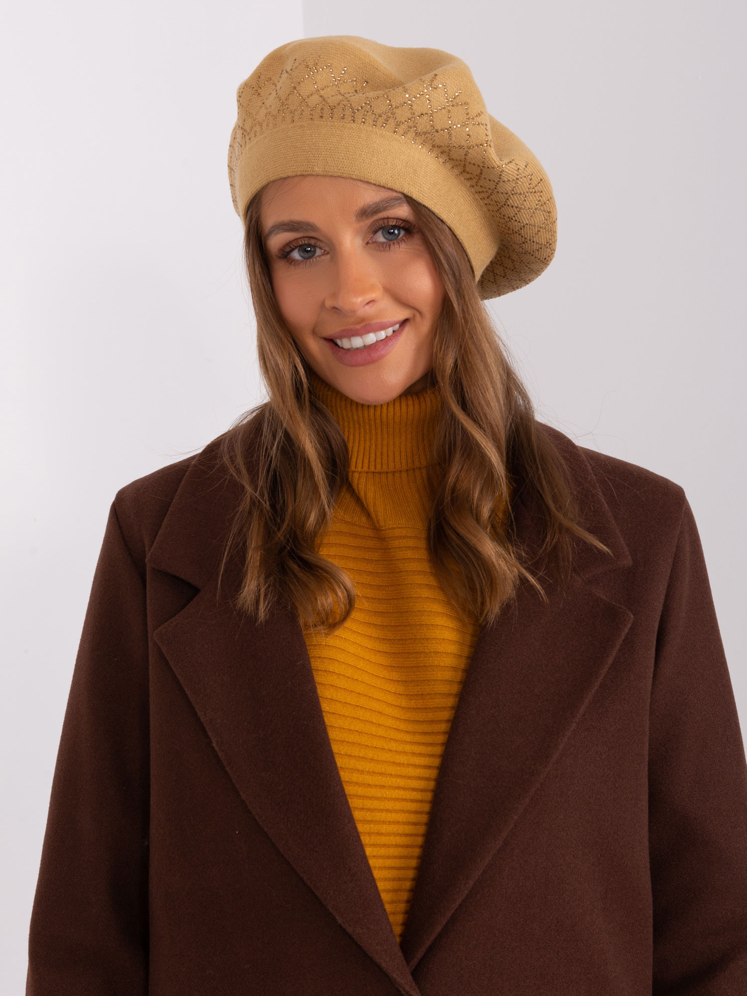 Béžový baret s kamienkami AT-CZ-231605.04P-camel Veľkosť: ONE SIZE