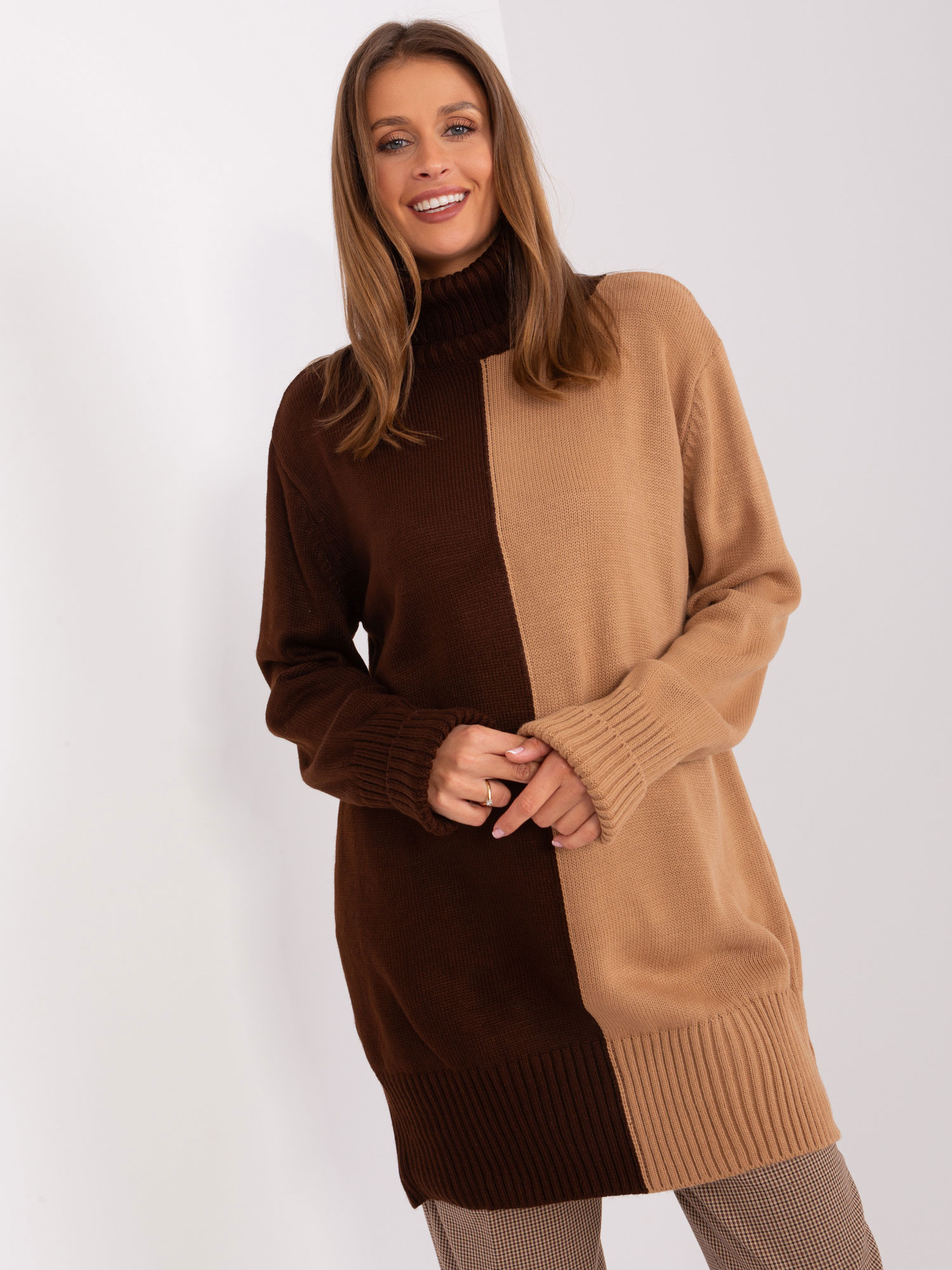 Hnedo-béžový dlhší sveter s rolákom -BA-SW-0234.65P-brown Veľkosť: ONE SIZE