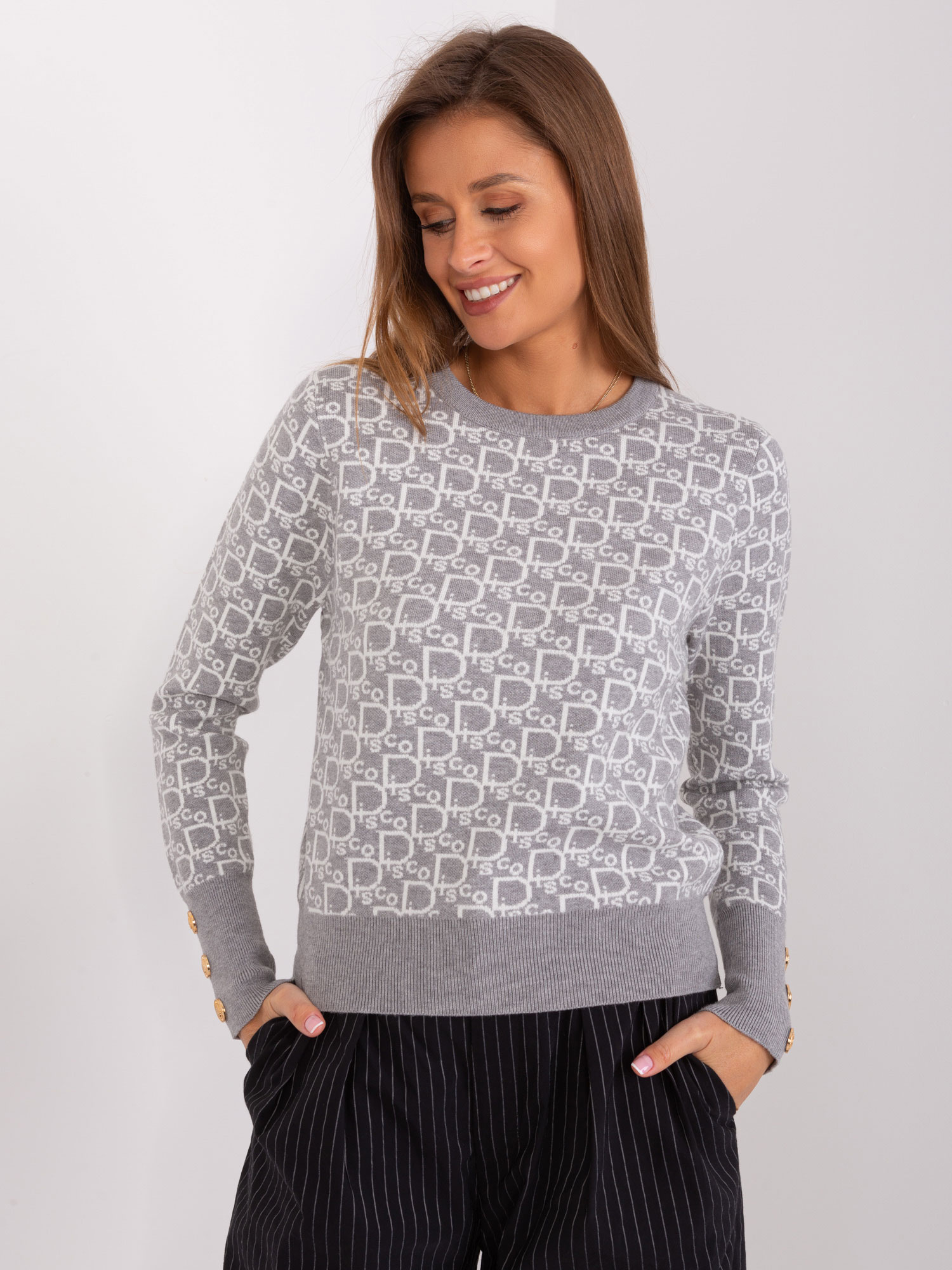 Sivý vzorovaný sveter s ozdobnými gombíkmi AT-SW-2342.46P-grey Veľkosť: ONE SIZE