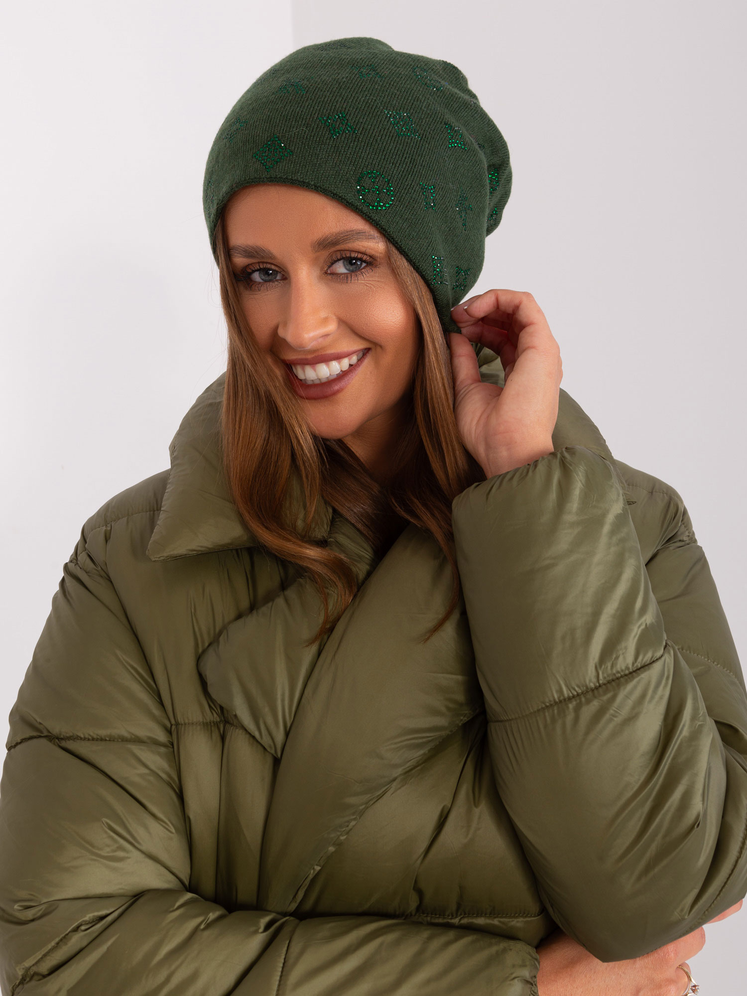 Tmavozelená zimná čiapka s kamienkami AT-CZ-2325.96-dark green Veľkosť: ONE SIZE
