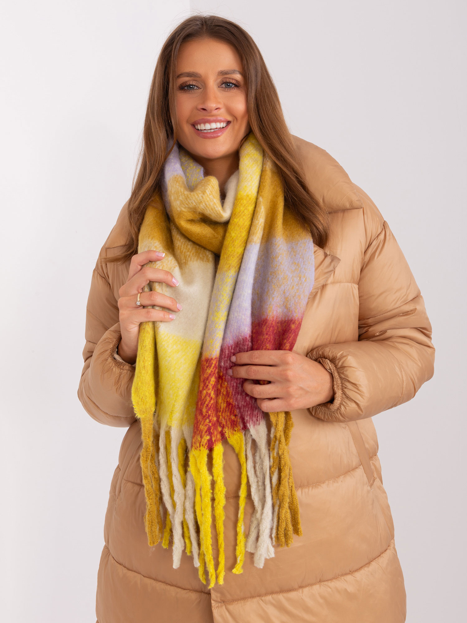 Žltý károvaný šál so strapcami -AT-SZ-2311501.90-yellow Veľkosť: ONE SIZE