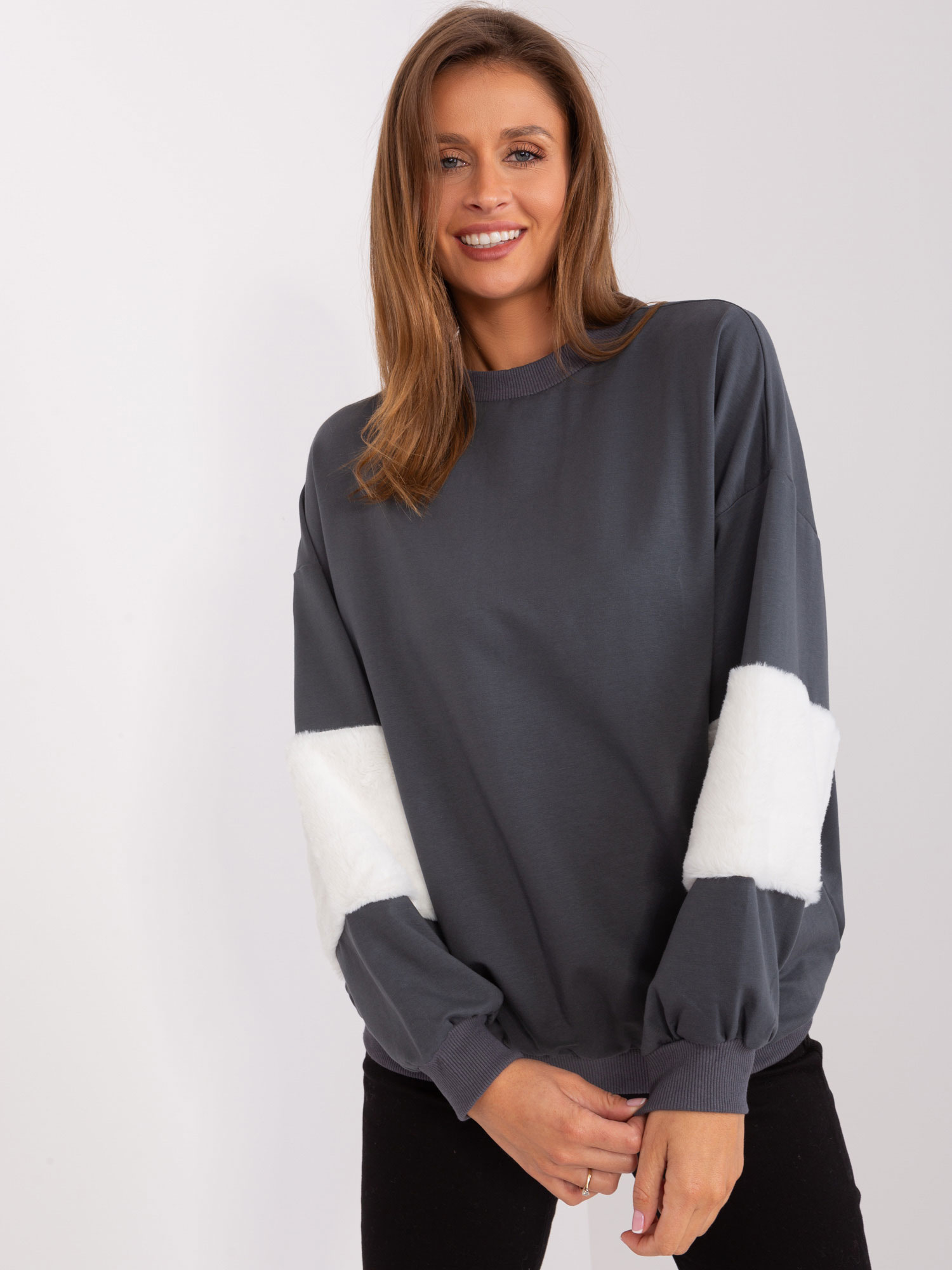 Sivá mikina s chlpatou aplikáciou na rukávoch FA-BL-8903.26-grey Veľkosť: ONE SIZE