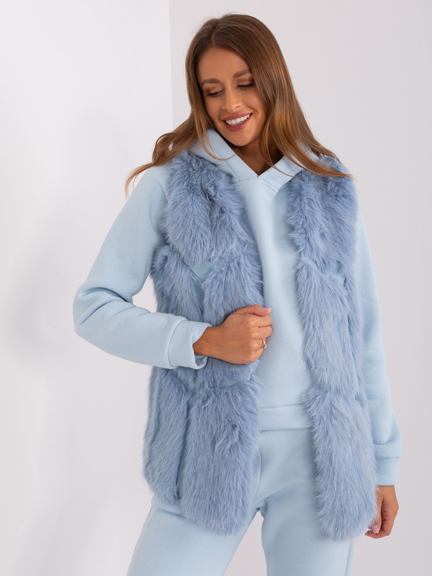 Svetlomodrá kožušinová vesta s vreckami AT-KZ-2375.00P-light blue Veľkosť: S/M