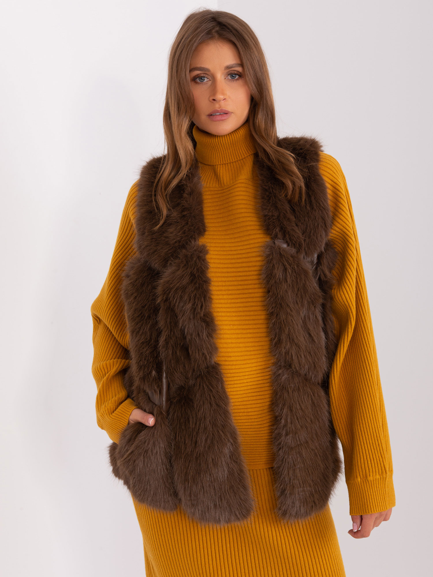 Tmavohnedá kožušinová vesta s vreckami AT-KZ-2375.00P-dark brown Veľkosť: S/M