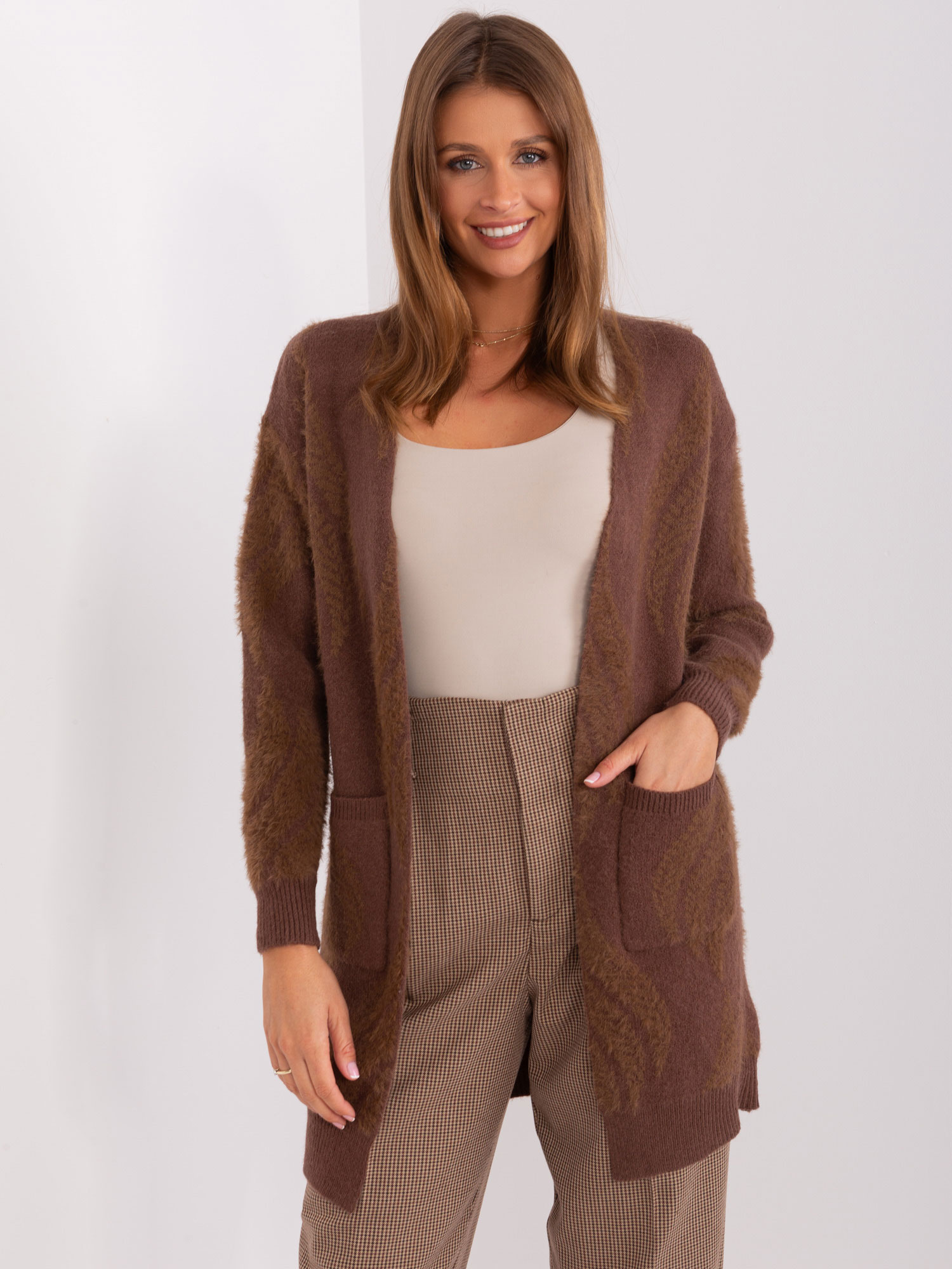 Hnedý mäkký kardigán s vreckami AT-SW-234501.00P-brown Veľkosť: ONE SIZE