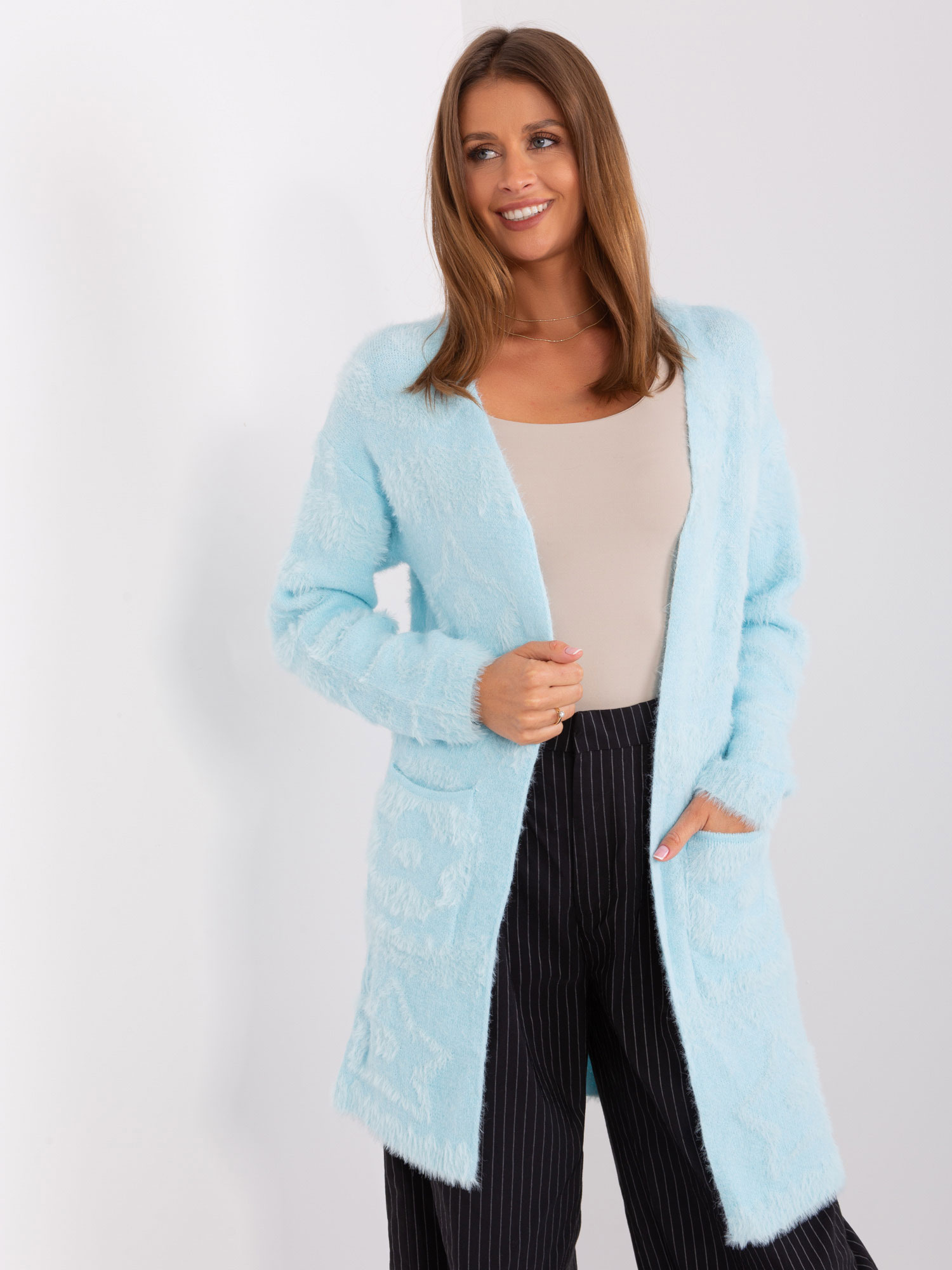 Svetlomodrý mäkký vzorovaný kardigán s vreckami AT-SW-234503.00P-light blue Veľkosť: ONE SIZE