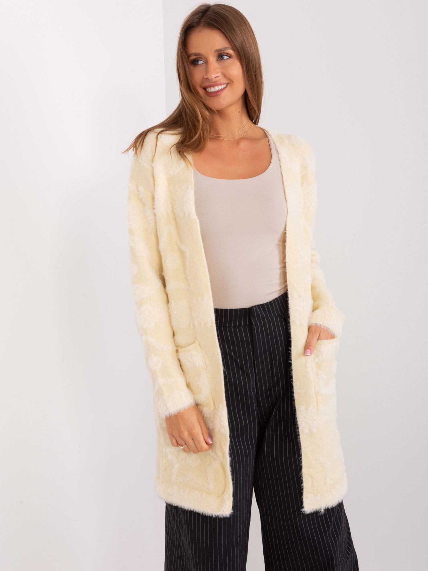 Svetlobéžový mäkký vzorovaný kardigán s vreckami AT-SW-234503.00P-light beige Veľkosť: ONE SIZE