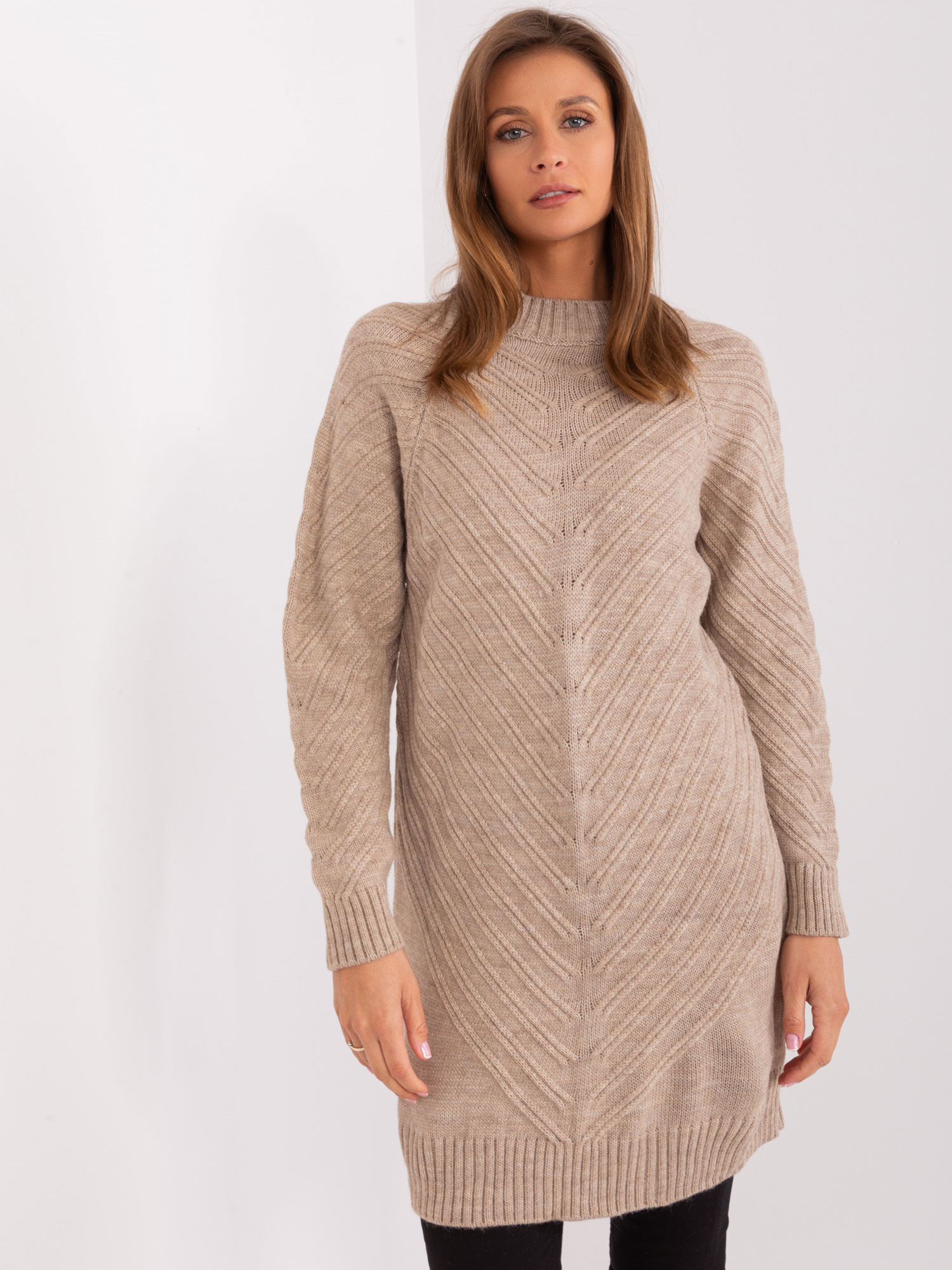 Tmavobéžový dlhý oversize sveter s rolákom -BA-SW-8013.14P-dark beige Veľkosť: ONE SIZE